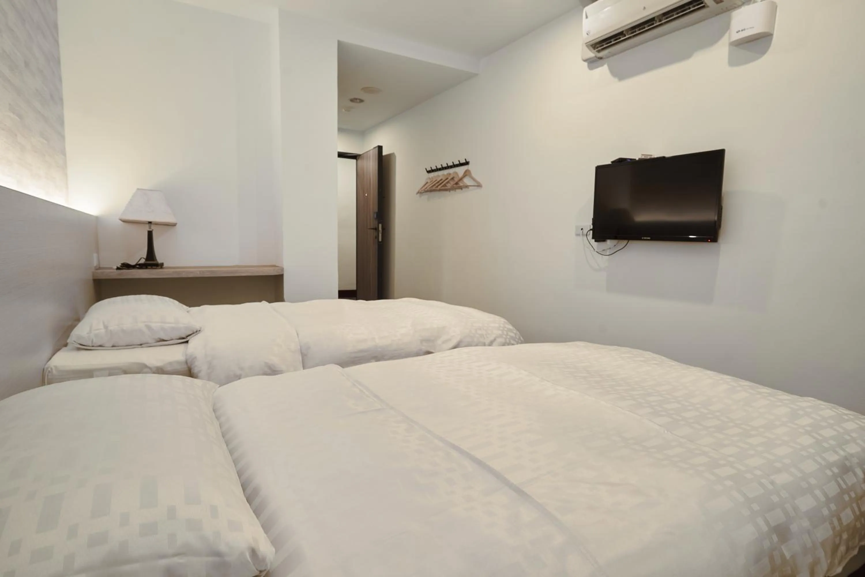 Property building, Bed in Yung An Business Hotel