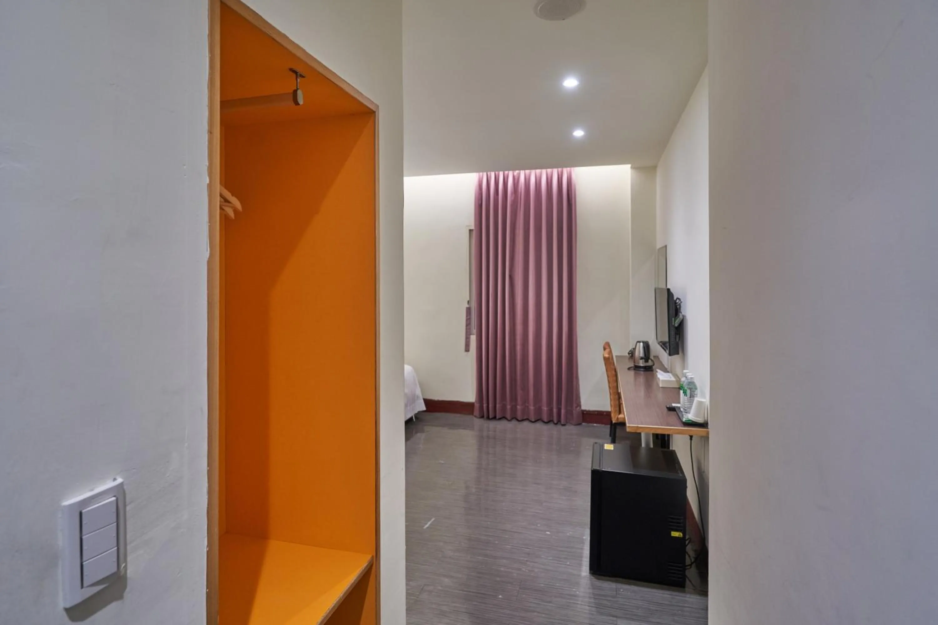 wardrobe in Yung An Business Hotel