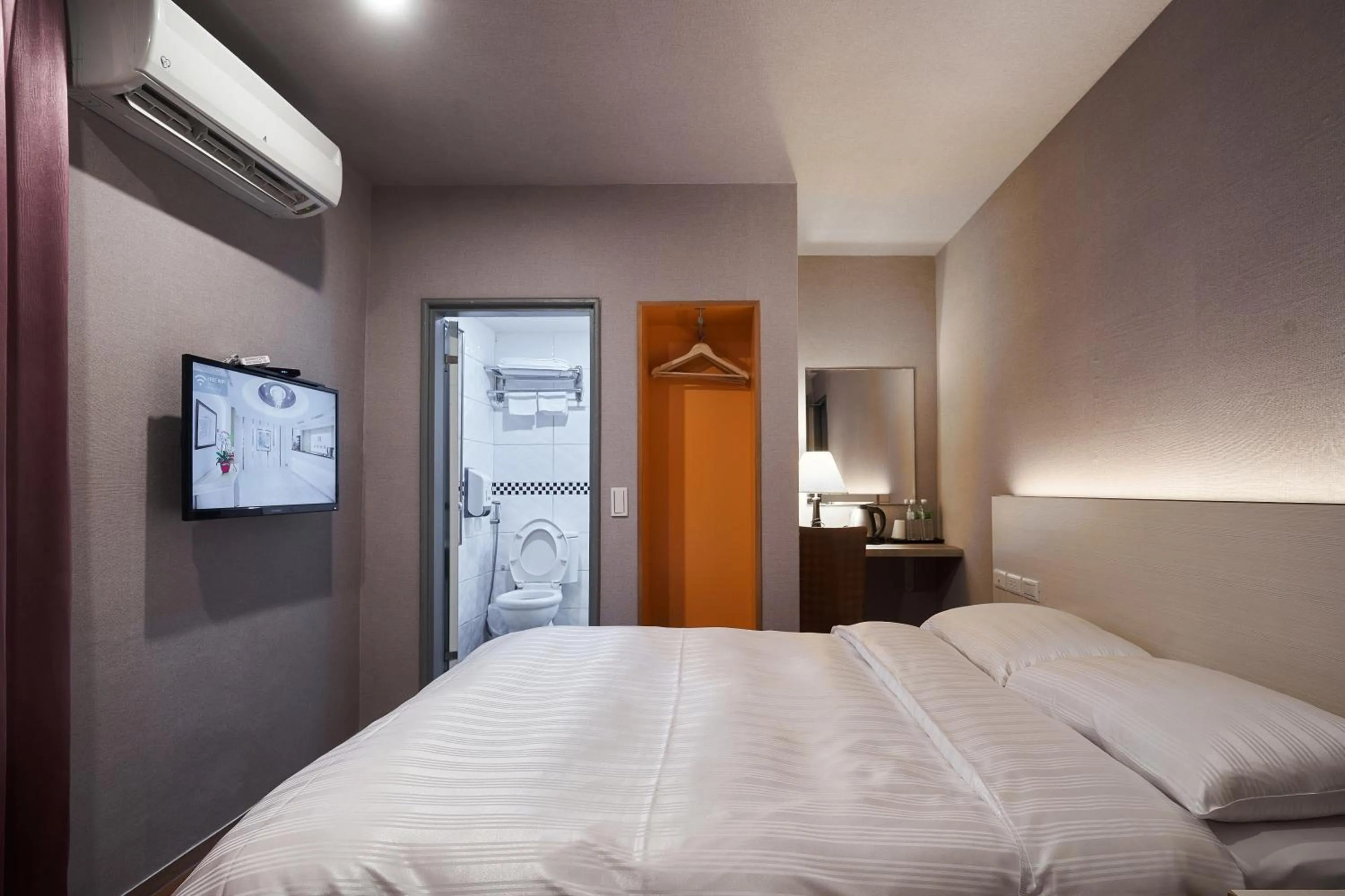 Property building, Bed in Yung An Business Hotel