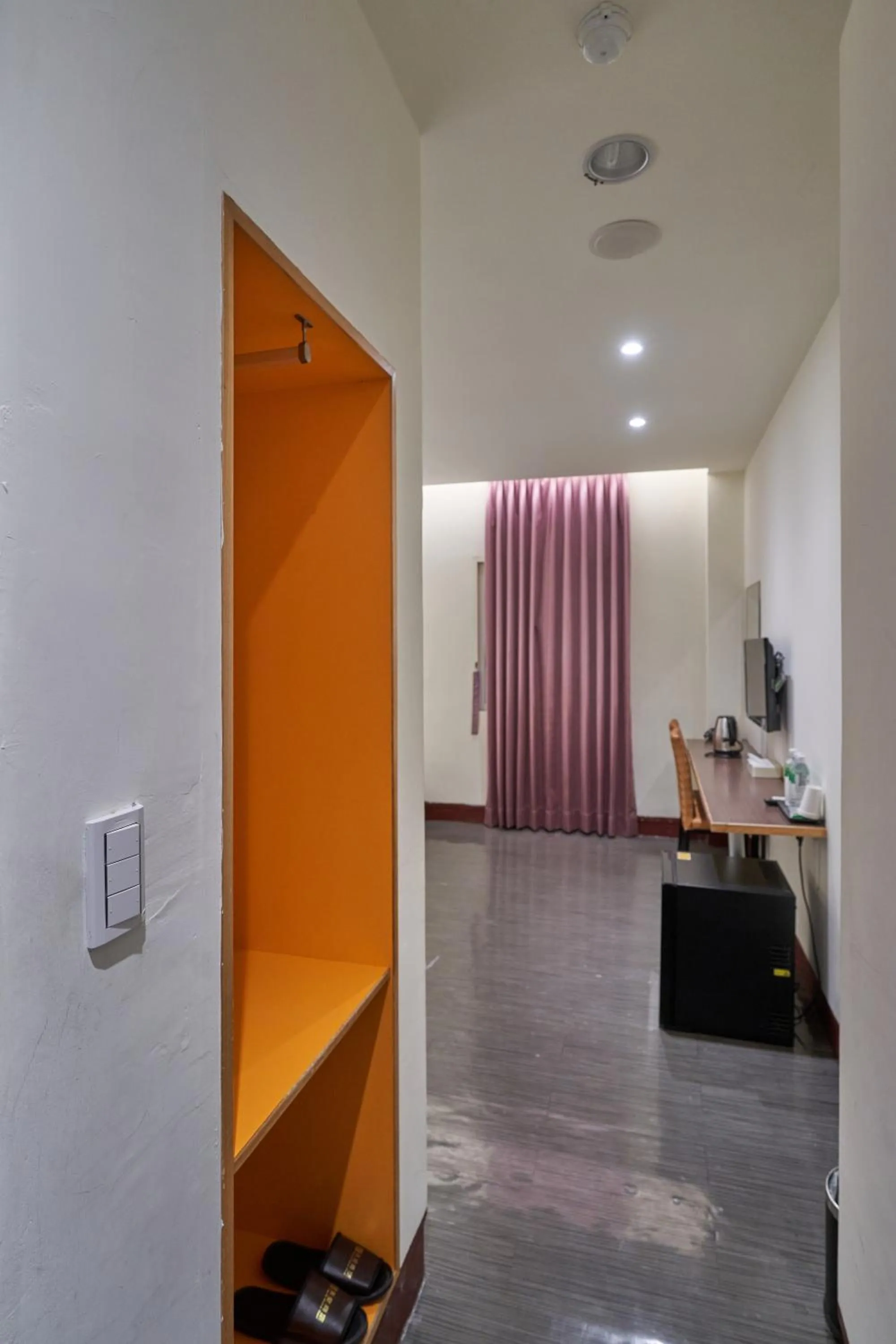 wardrobe in Yung An Business Hotel