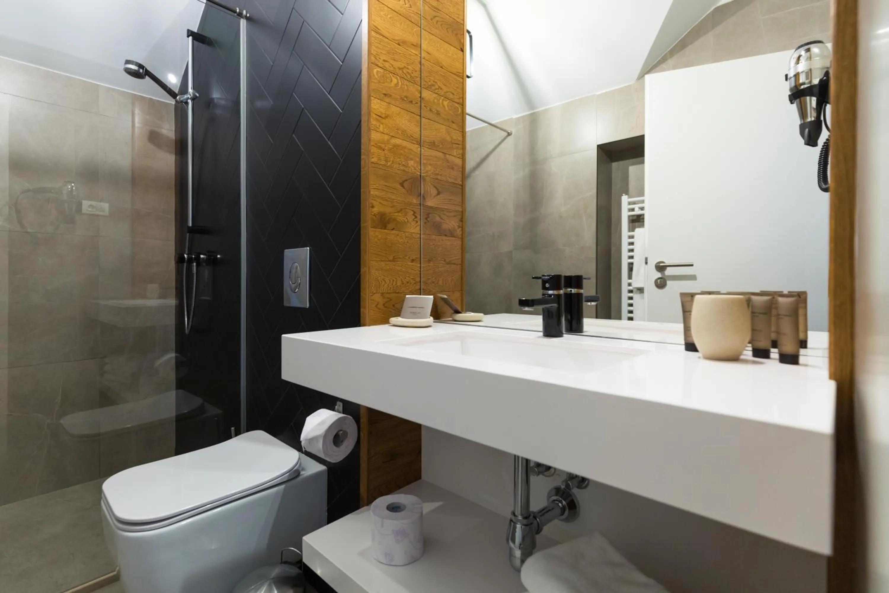 Shower in UpperHouse Suites & More