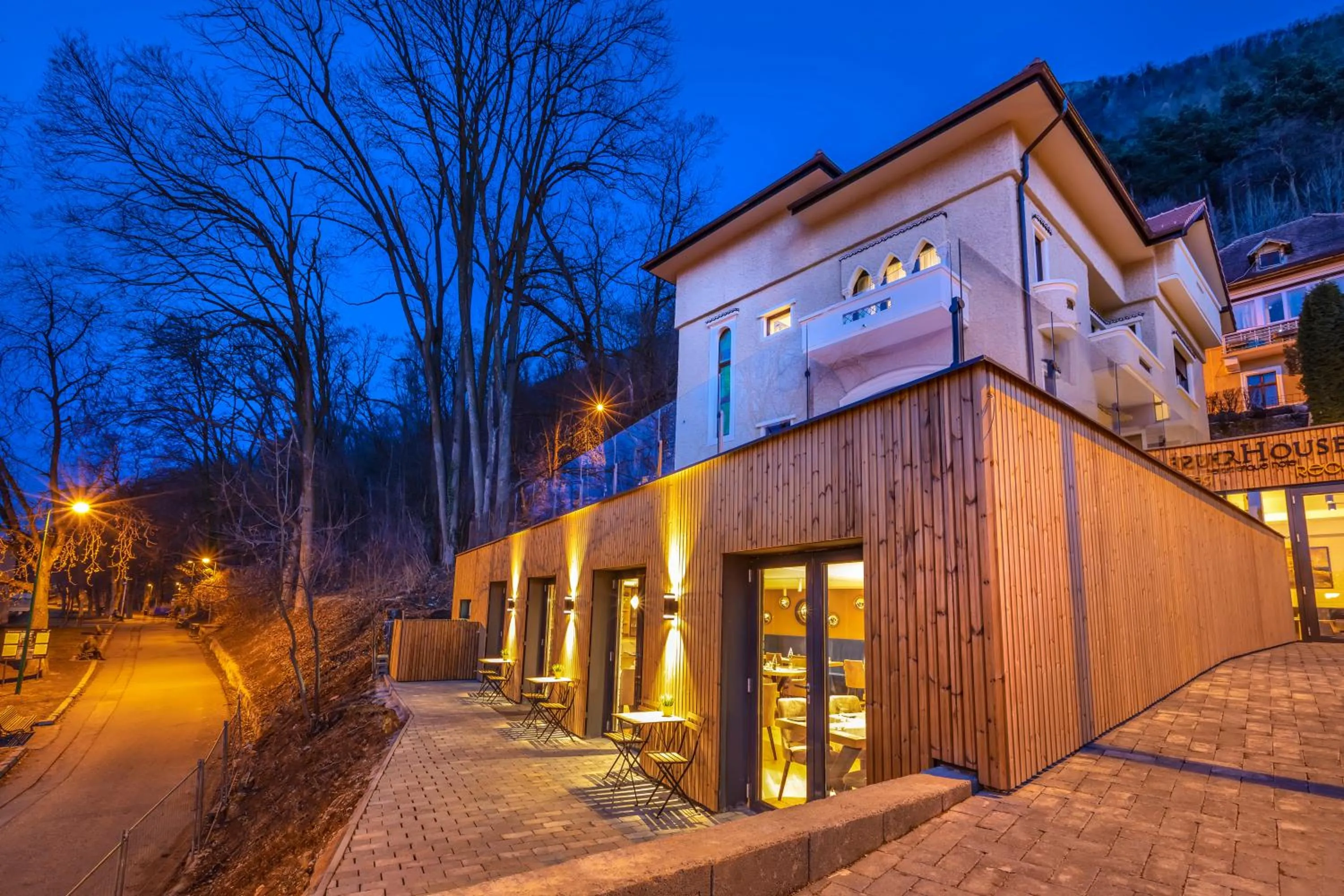 Lounge or bar in UpperHouse Suites & More