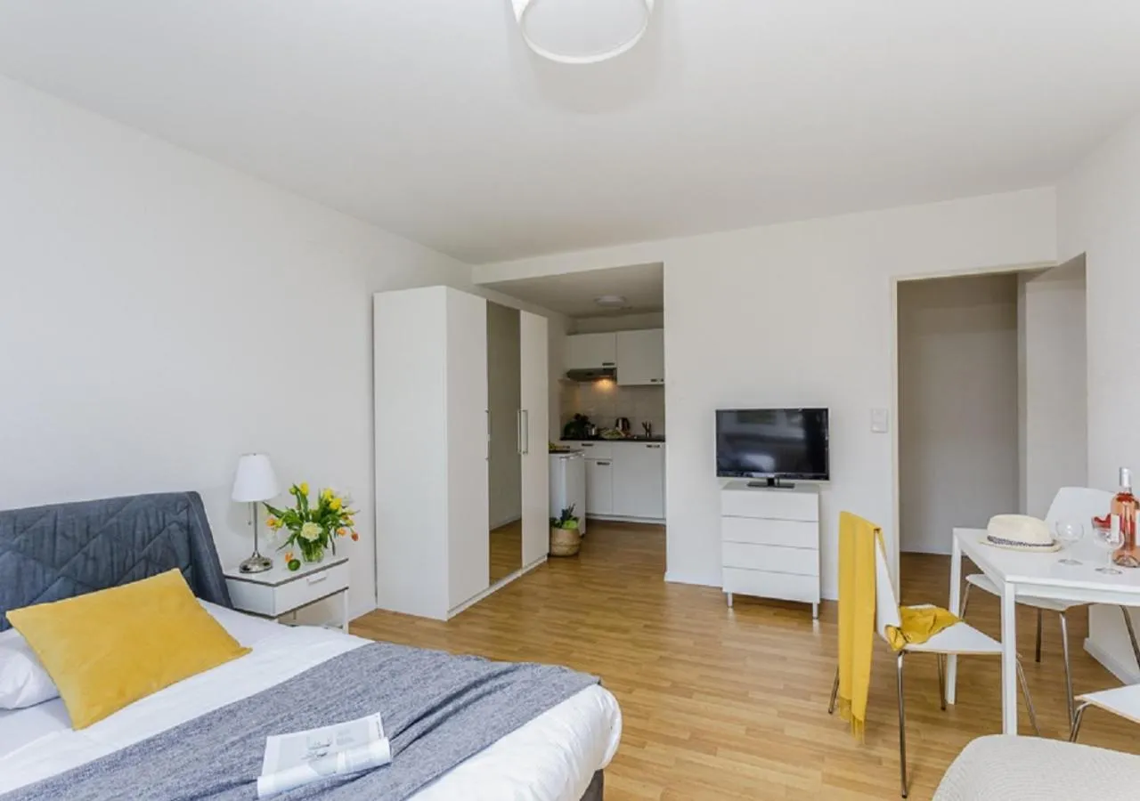 Photo of the whole room in Rent a Home Delsbergerallee - Self Check-In