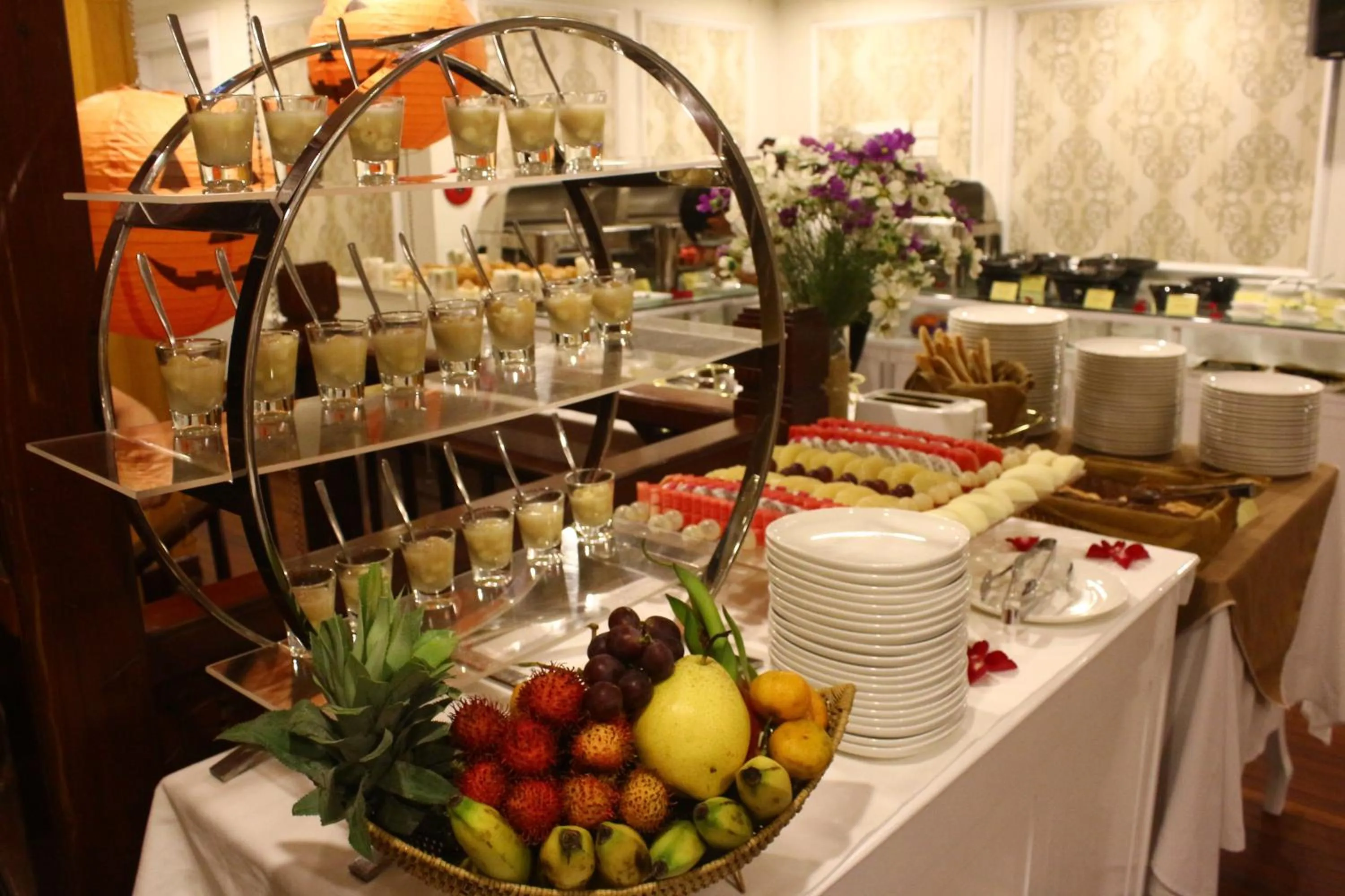 Food and drinks in Signature Royal Halong Cruise