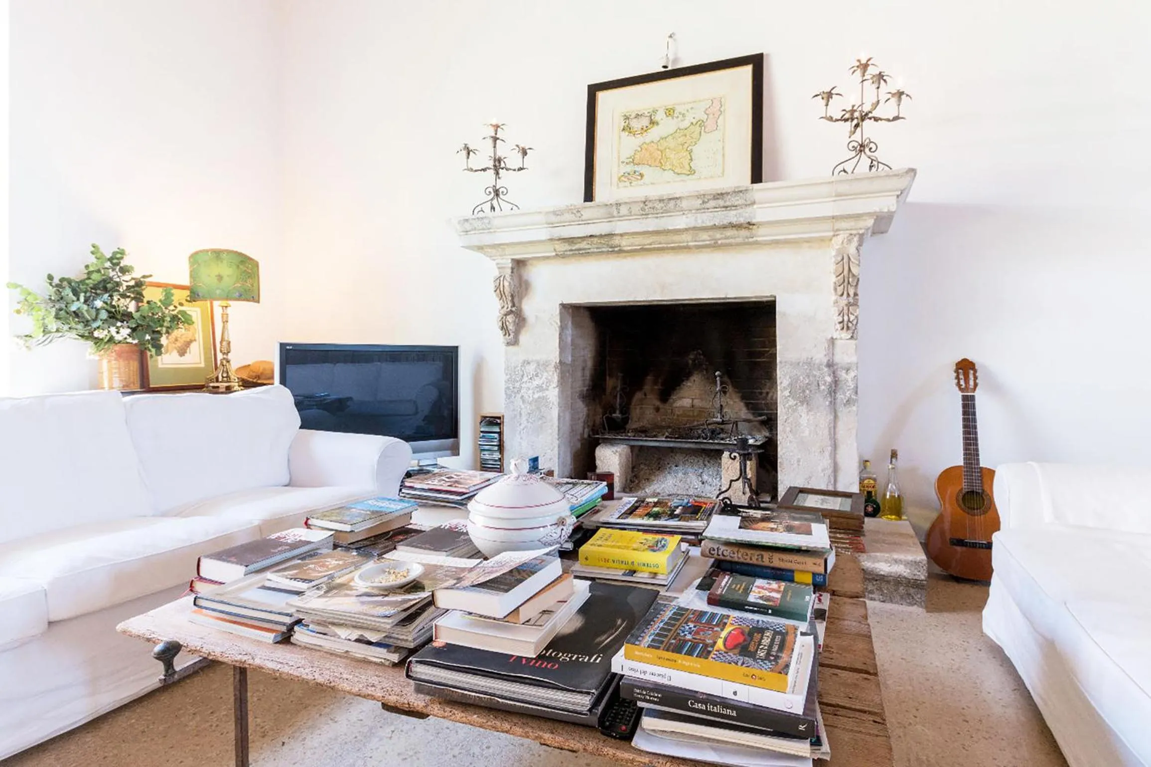 Communal lounge/ TV room in Baglio Occhipinti