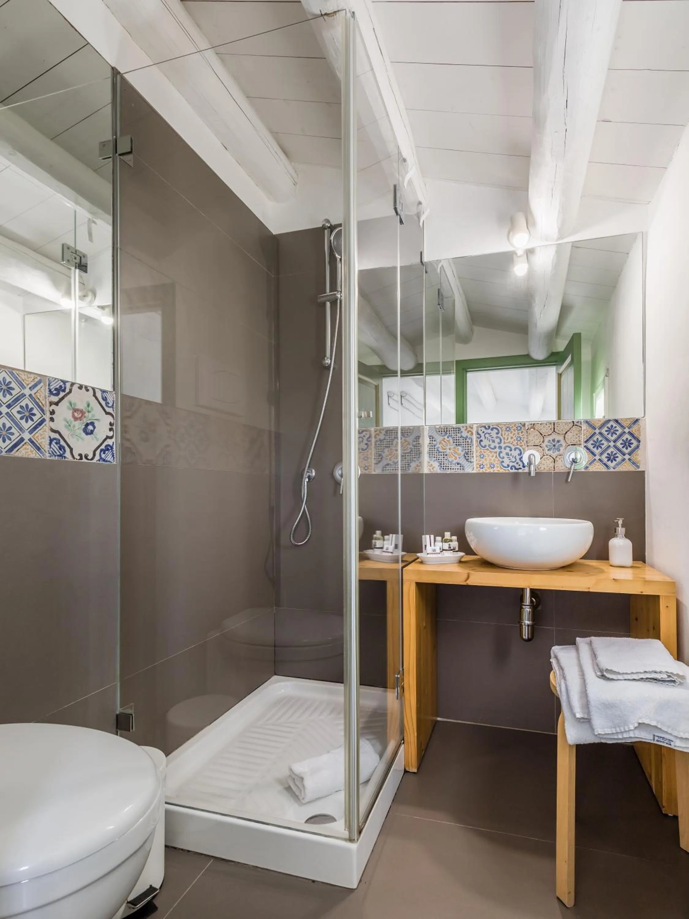 Shower in Baglio Occhipinti