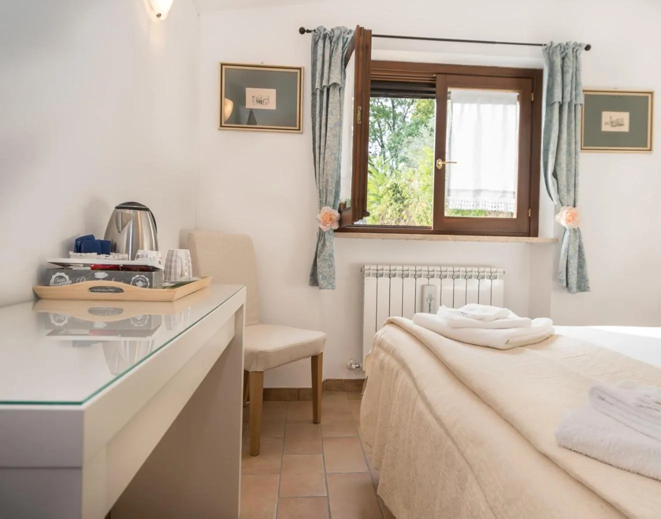 Shower, Bed in B&B Cantico Delle Creature
