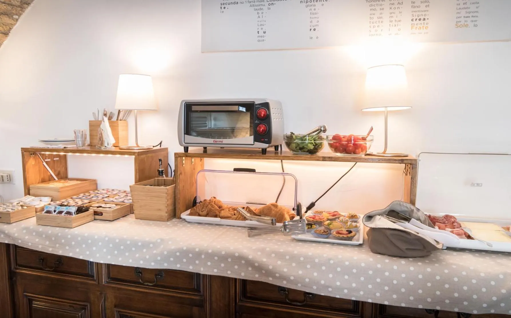 Communal lounge/ TV room in B&B Cantico Delle Creature