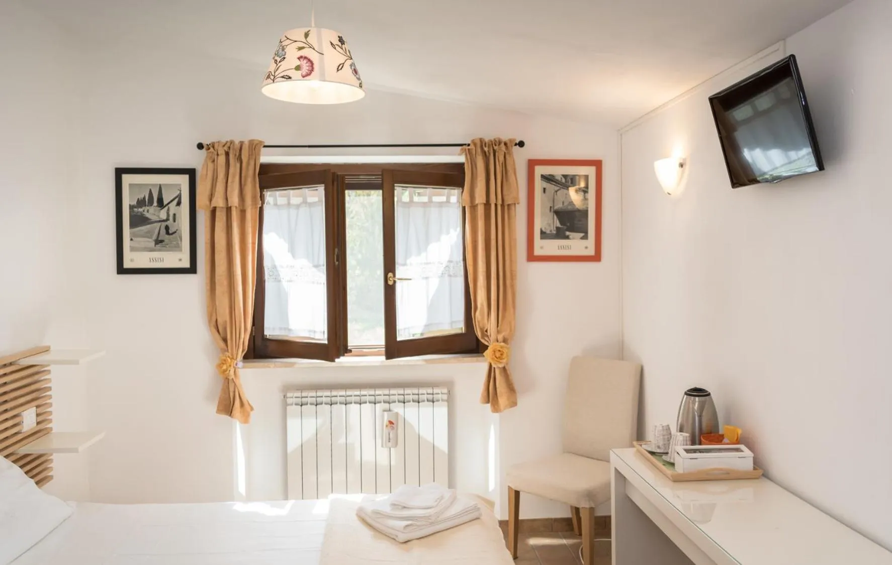 Shower, Bed in B&B Cantico Delle Creature