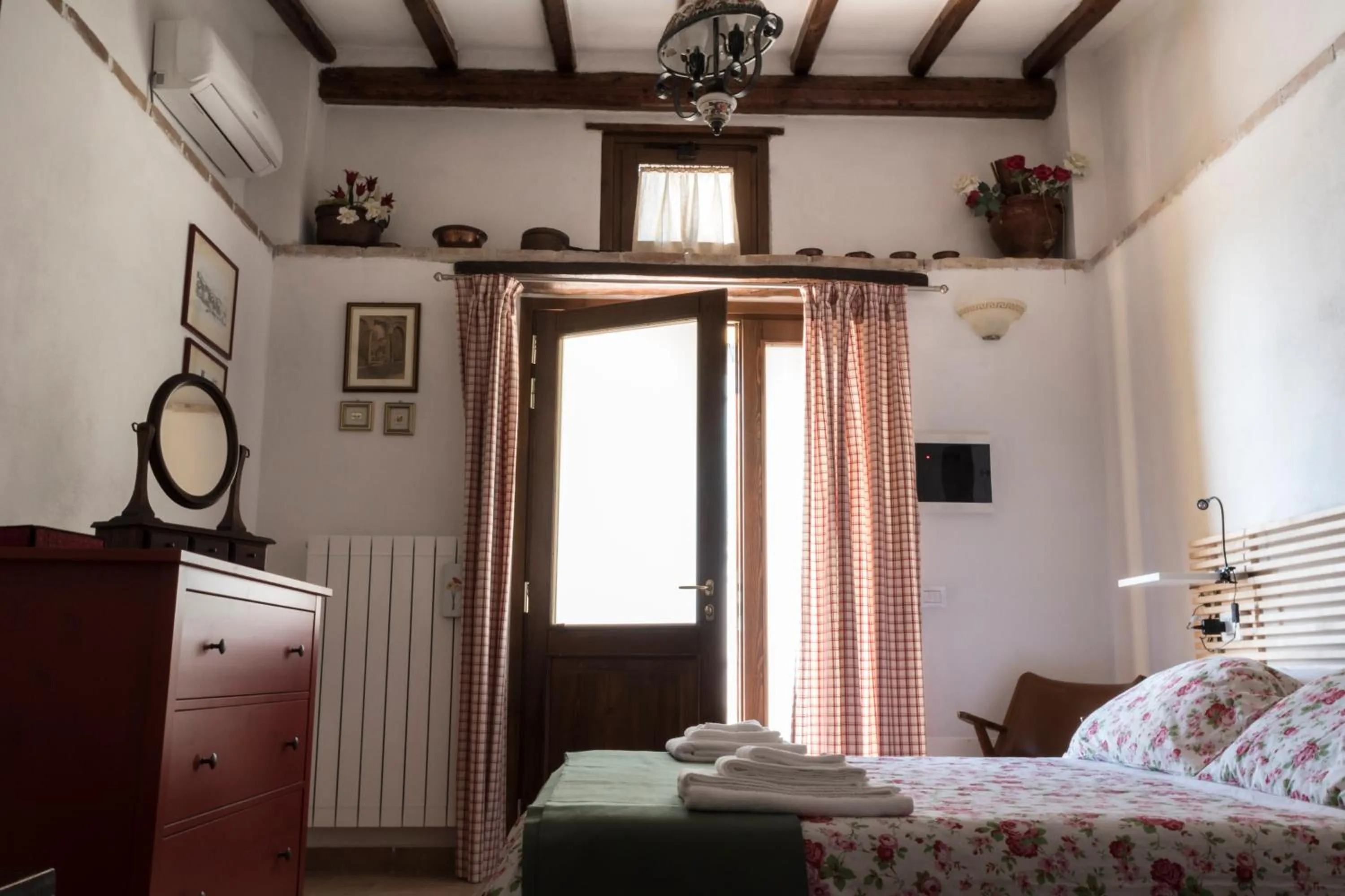 Photo of the whole room, Bed in B&B Cantico Delle Creature