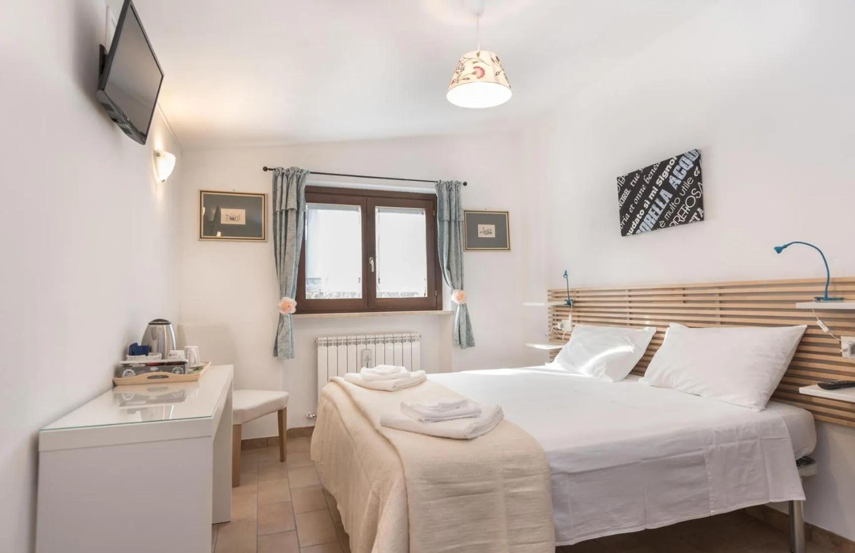 Shower, Bed in B&B Cantico Delle Creature