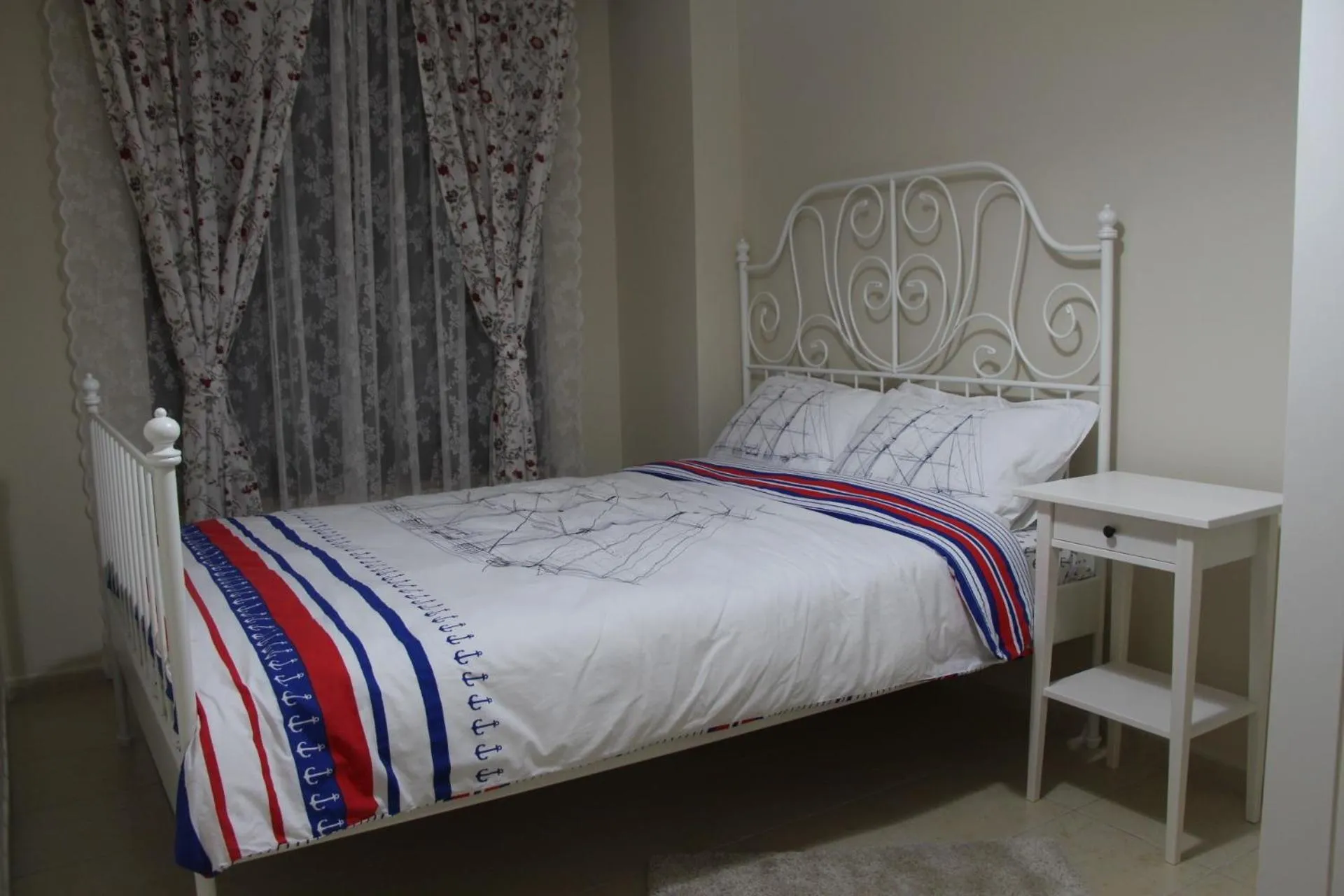 Bedroom, Bed in Kinzi House