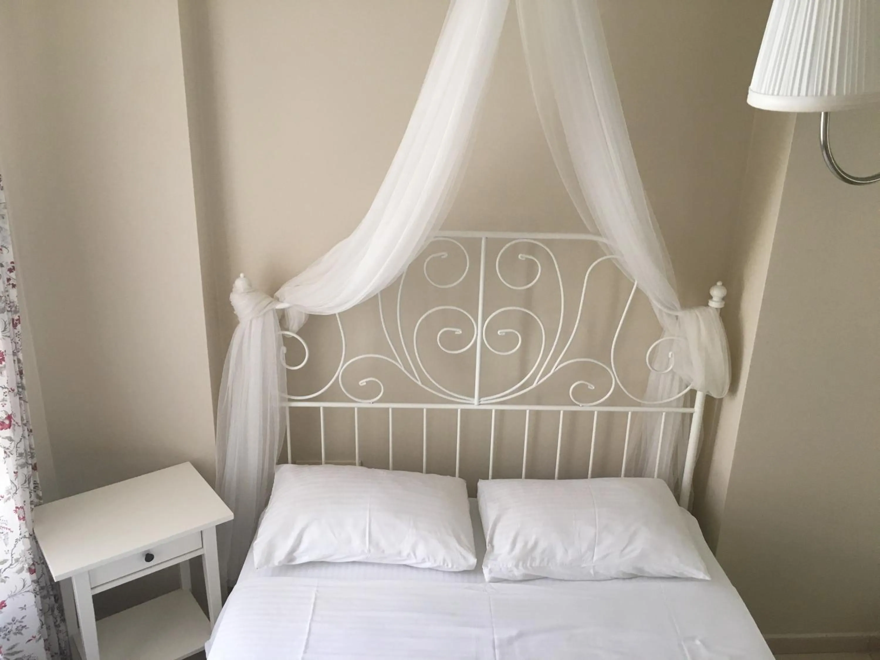 Property building, Bed in Kinzi House