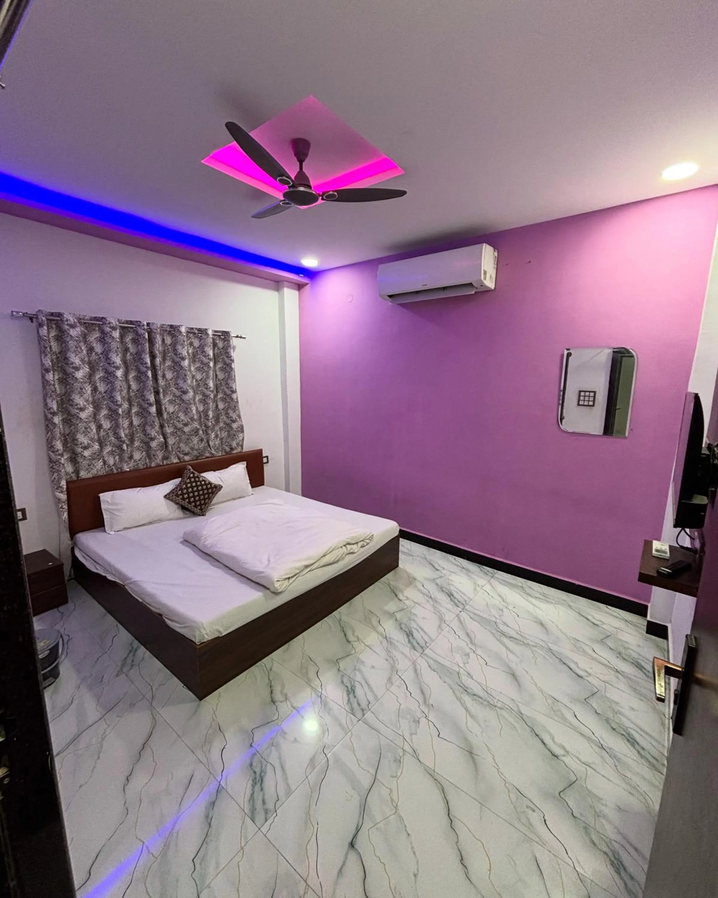 TV and multimedia, Bed in Hotel Moonlight & Restaurant