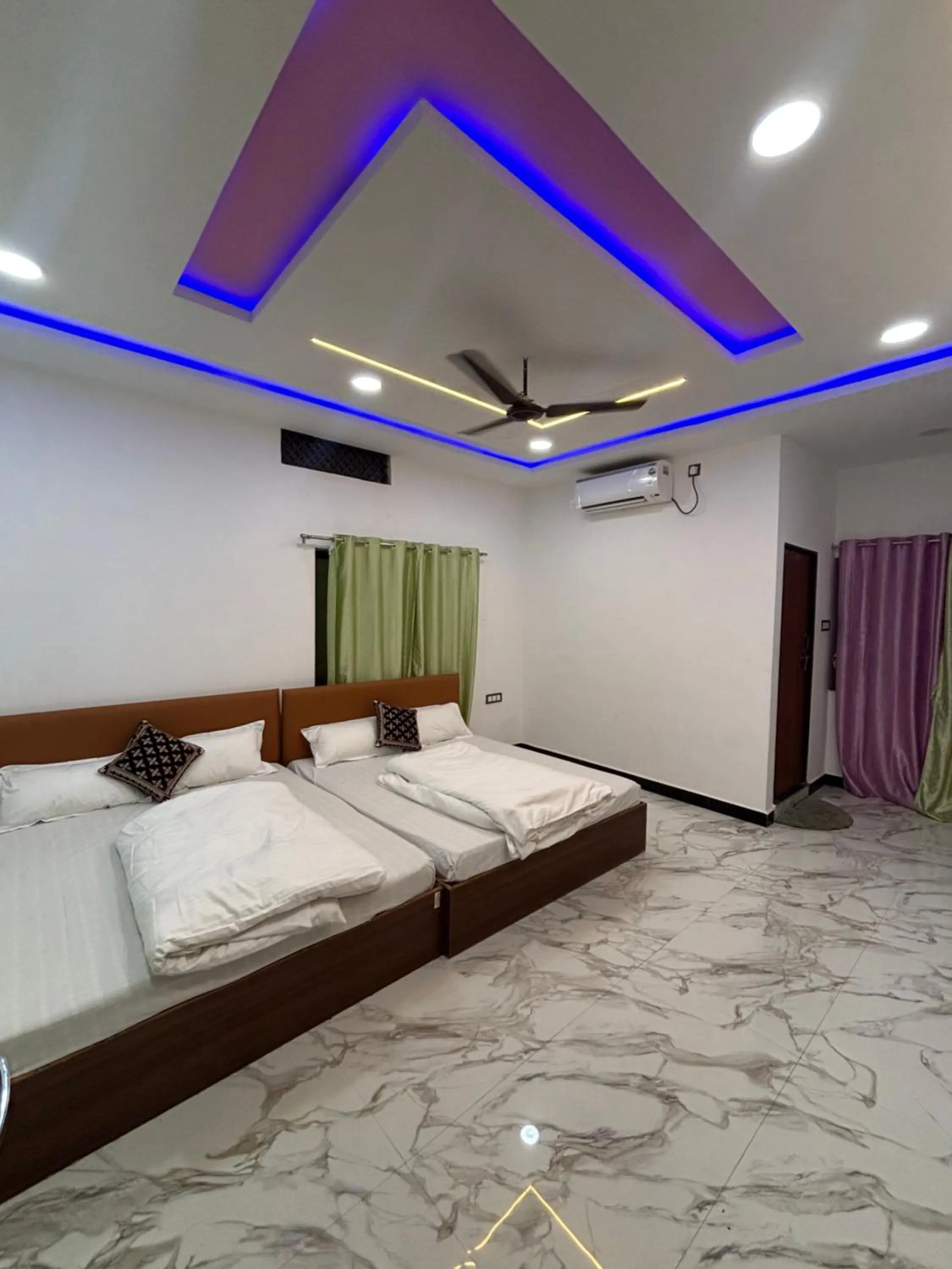 Photo of the whole room, Bed in Hotel Moonlight & Restaurant