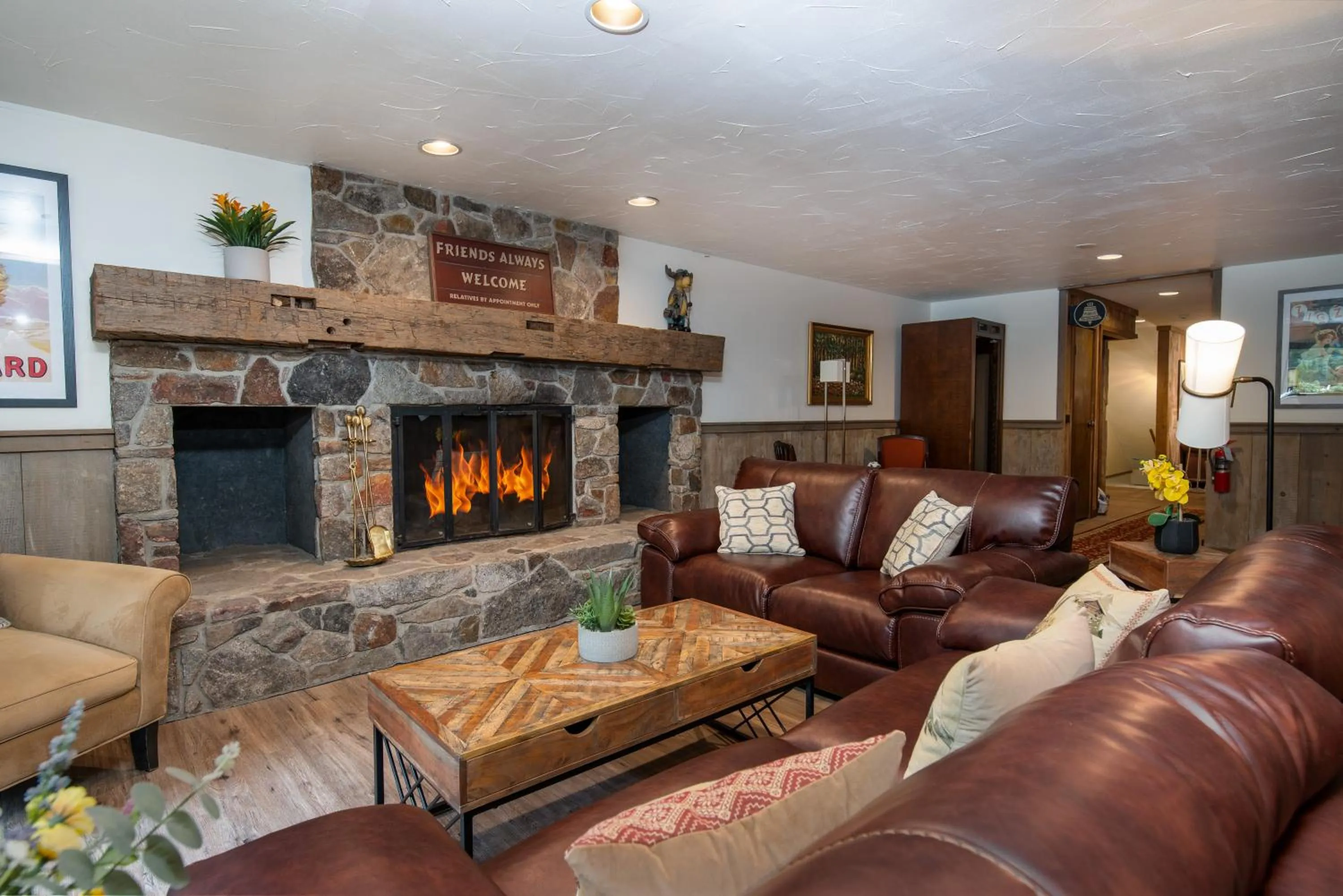 Communal lounge/ TV room in Grey Bonnet Inn