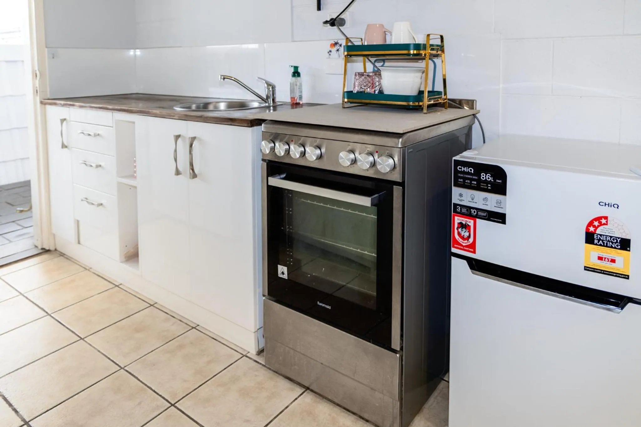 Kitchen or kitchenette in Innisfail Riverfront Motel