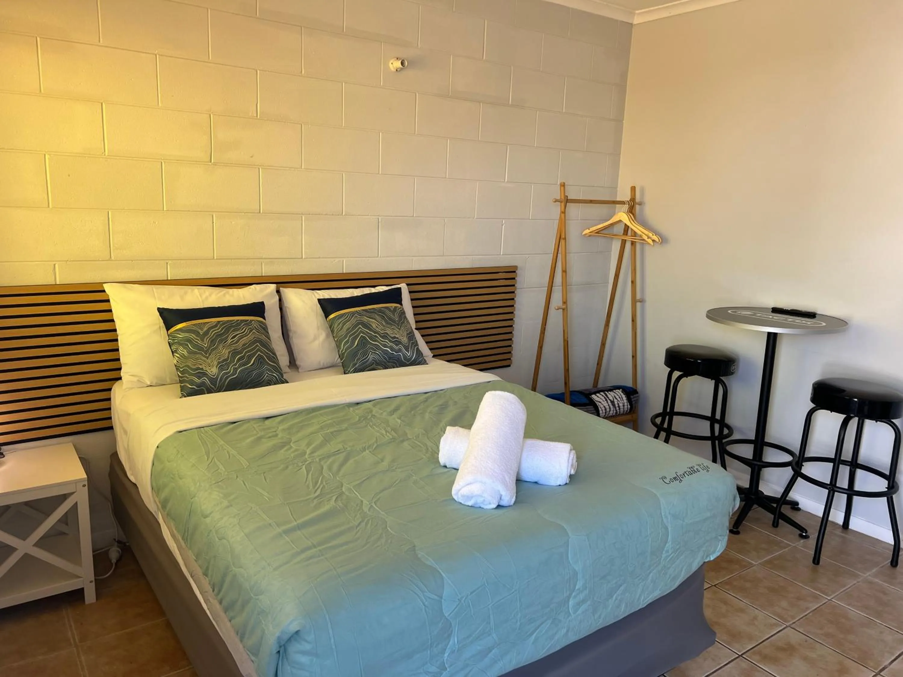 Bedroom, Bed in Innisfail Riverfront Motel