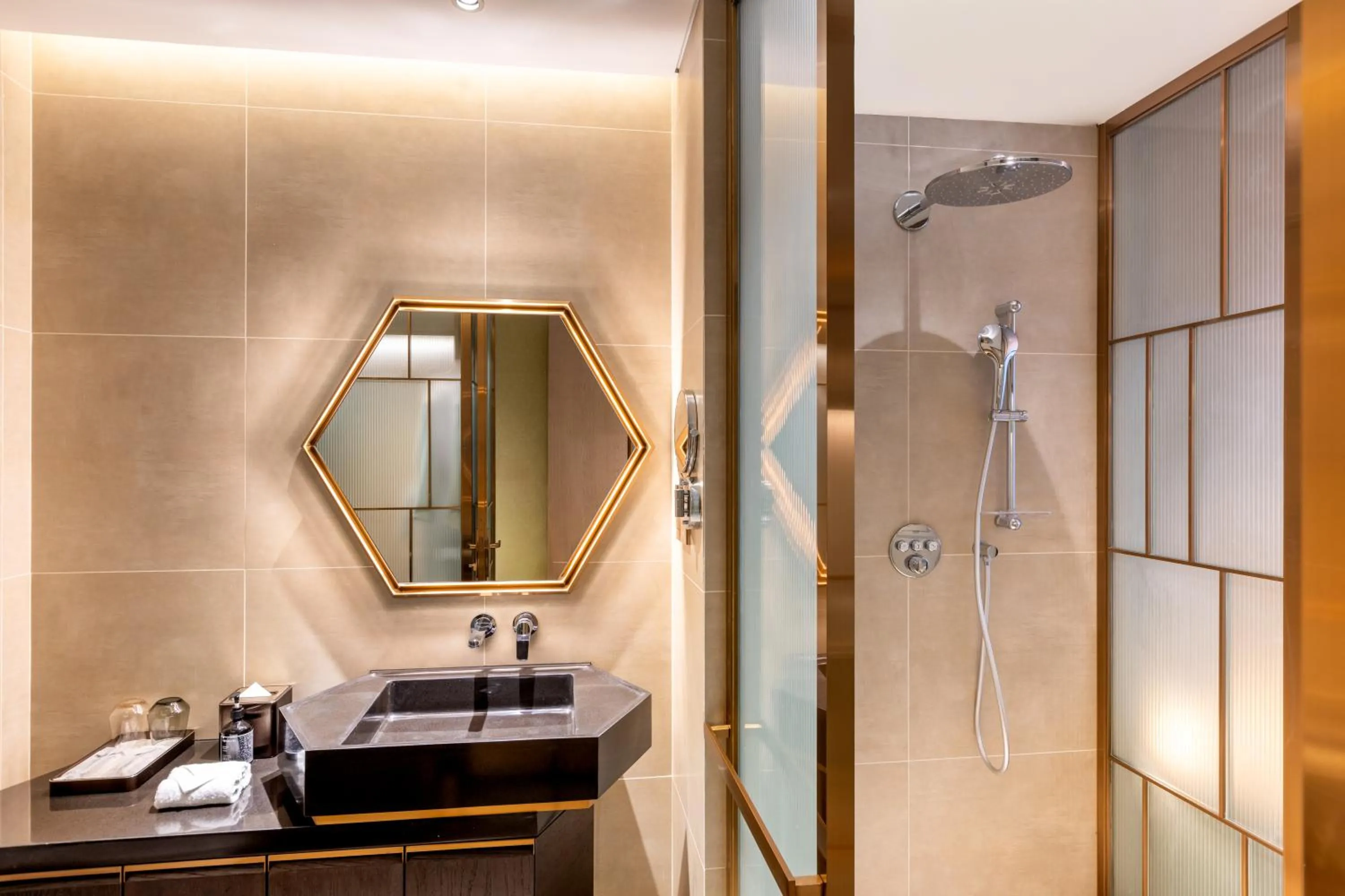 Shower in The Morning Glow - Handwritten Collection