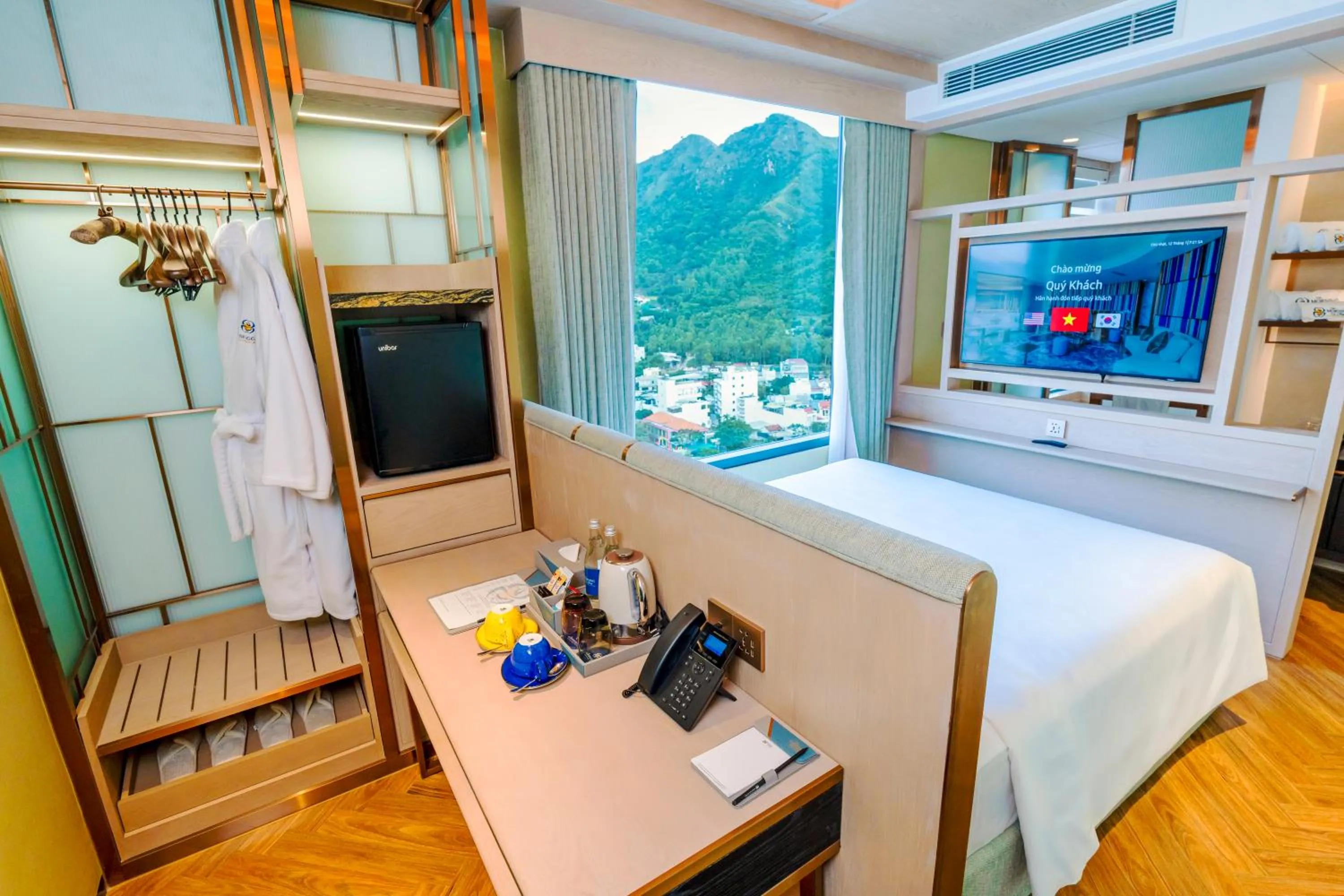 Mountain view, Bed in The Morning Glow - Handwritten Collection