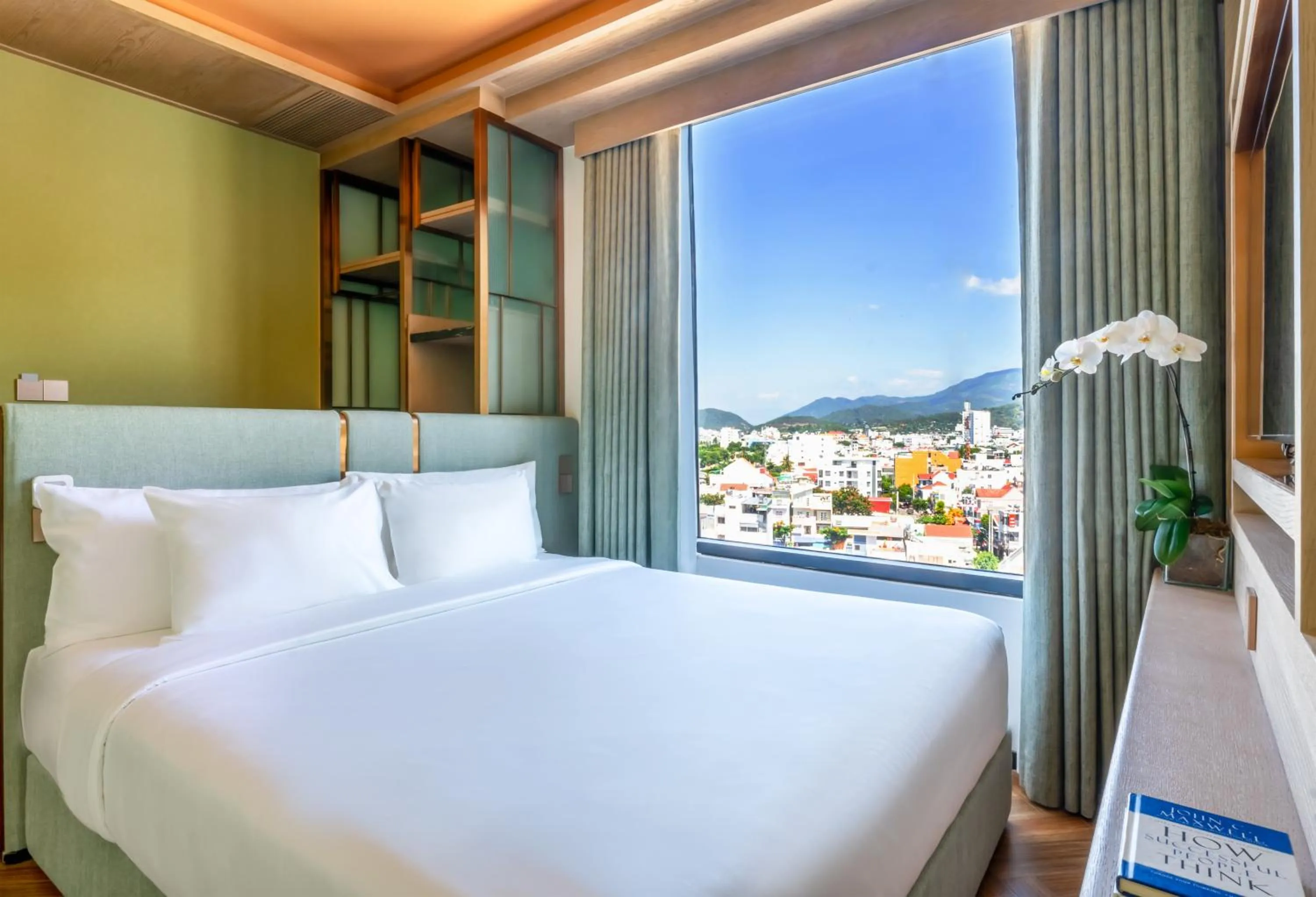 Mountain view, Bed in The Morning Glow - Handwritten Collection