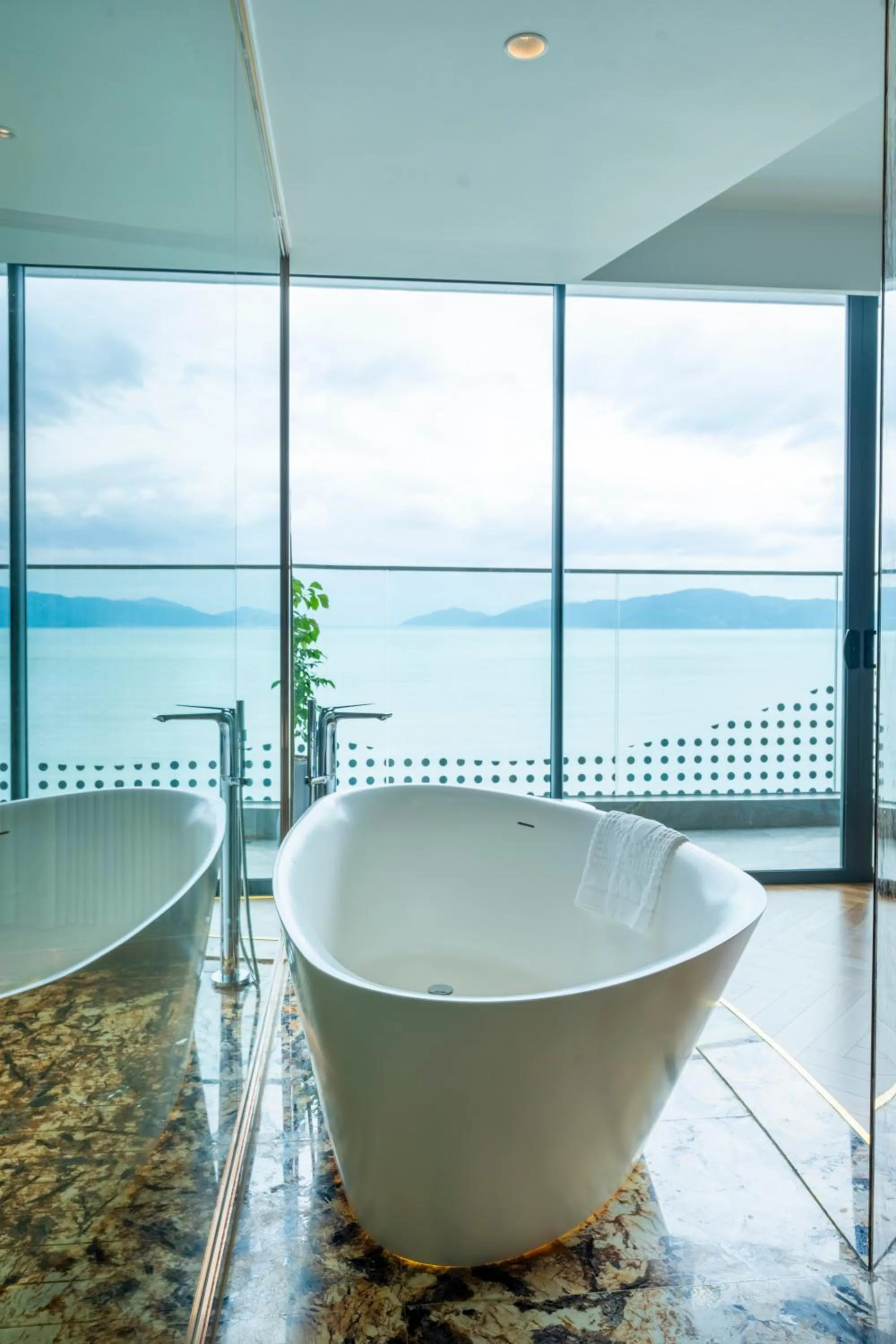 Sea view in The Morning Glow - Handwritten Collection