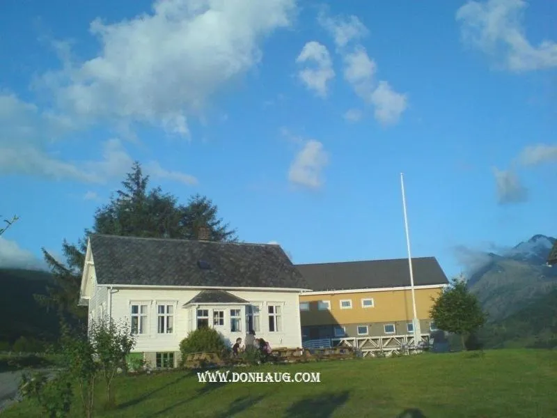 Facade/entrance in Dønhaug Gjestegard