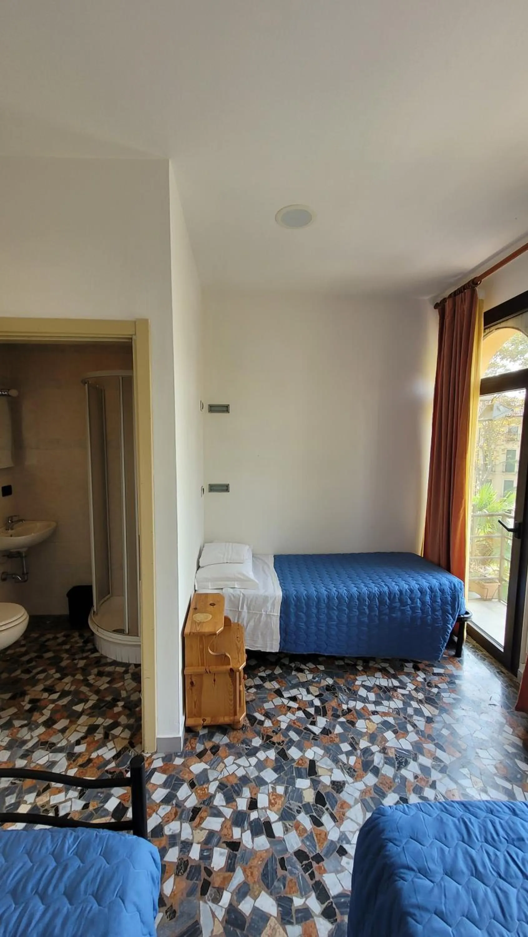 Bathroom, Bed in Ostello di Vicenza