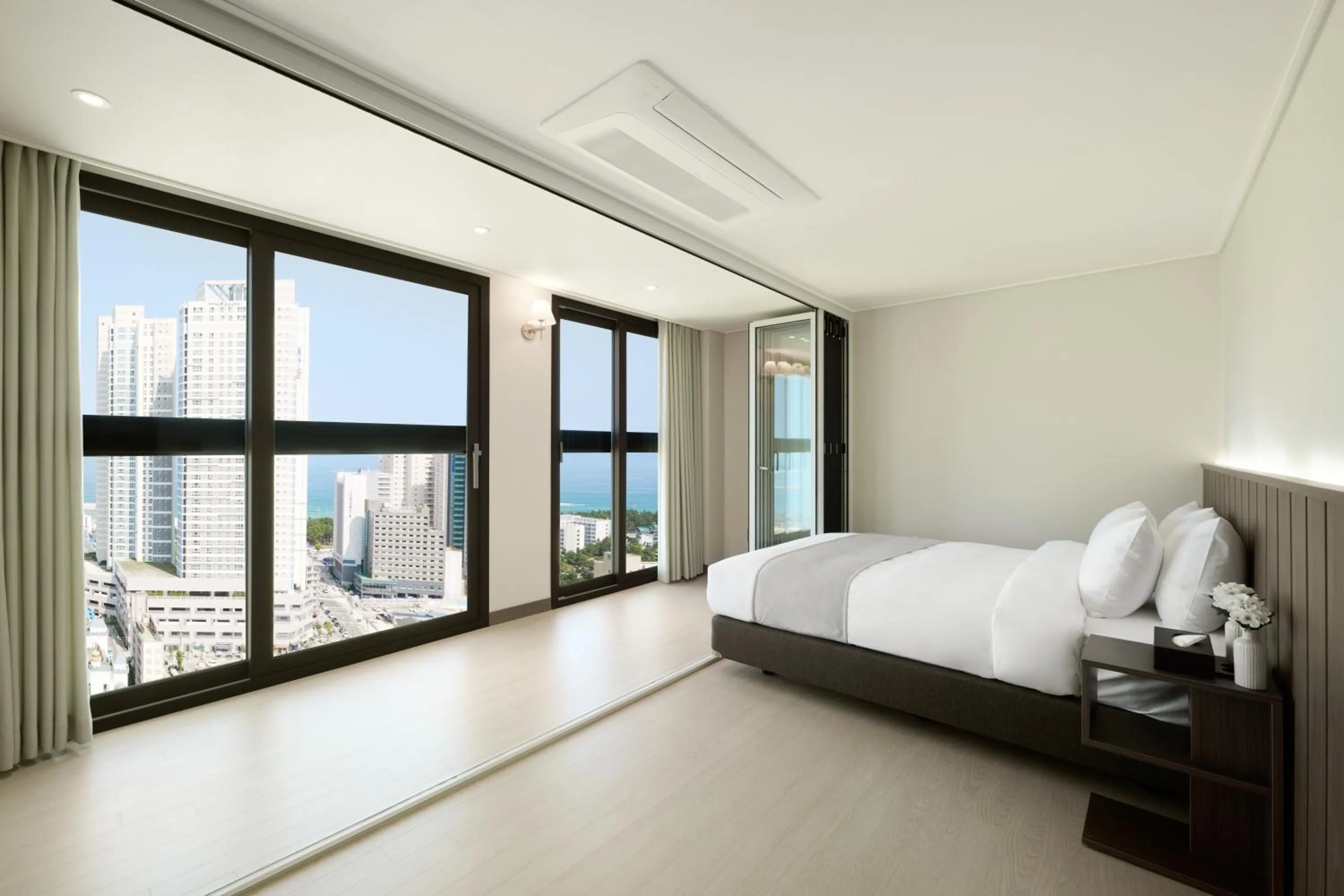 Bedroom, Bed in The Hotel Sokcho