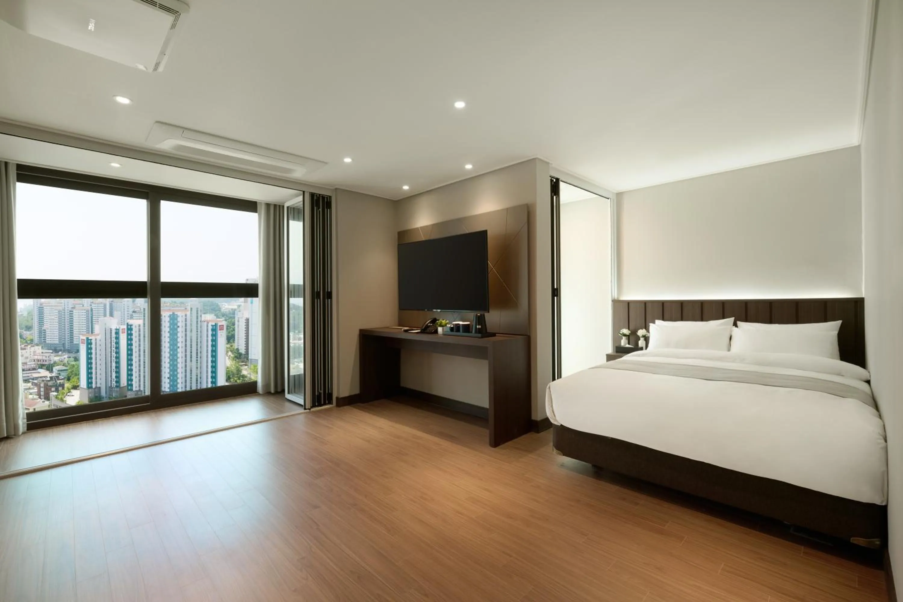 Bedroom, Bed in The Hotel Sokcho