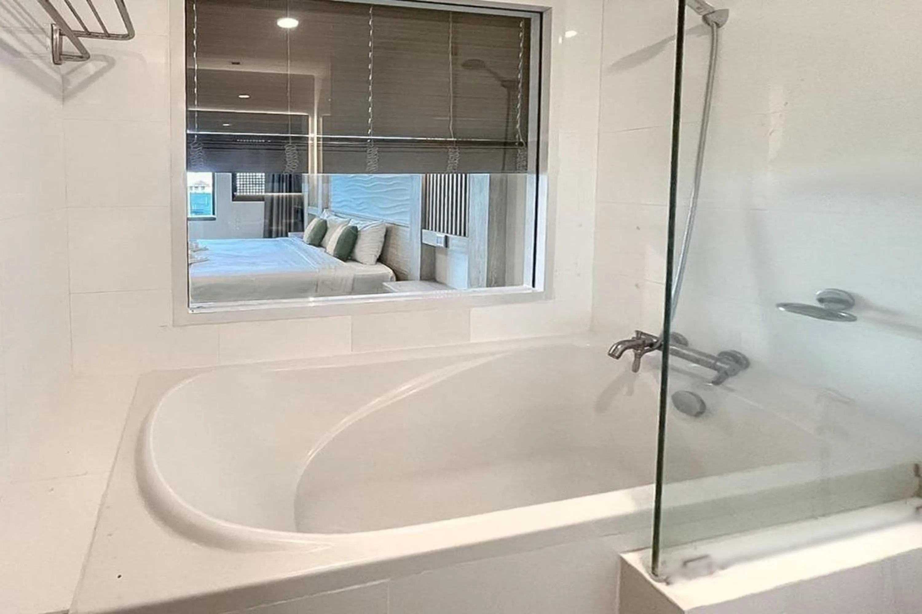 Shower in Ruean Phae Royal Park Hotel