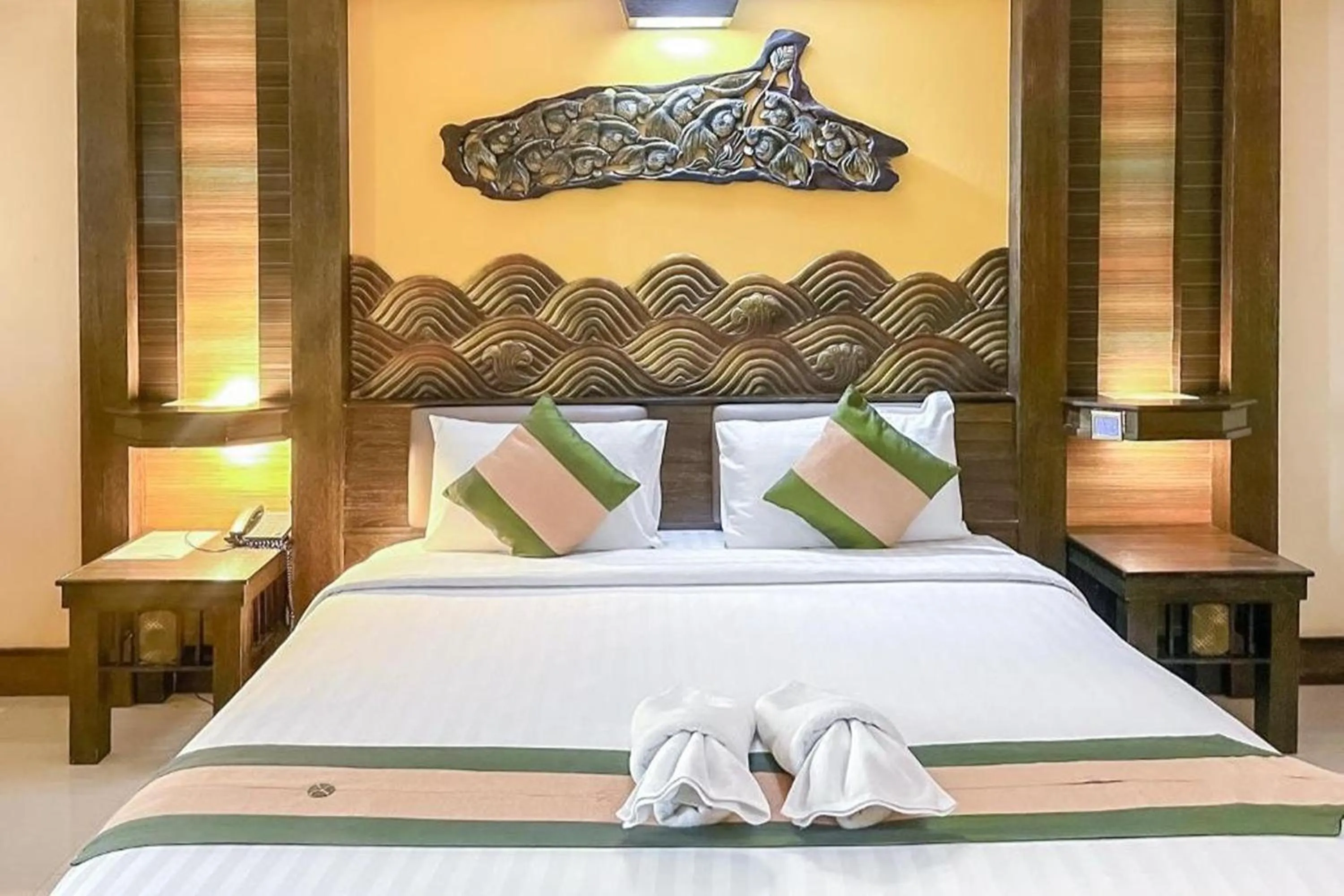 Bed in Ruean Phae Royal Park Hotel