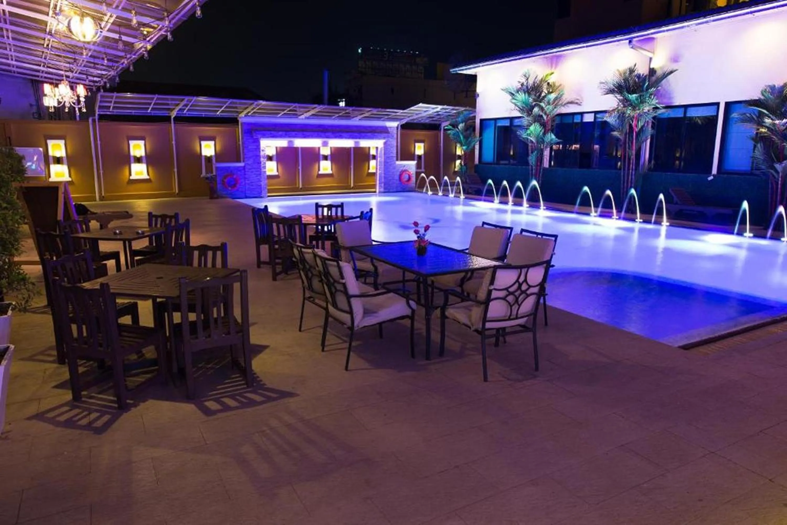 Swimming pool in Ruean Phae Royal Park Hotel