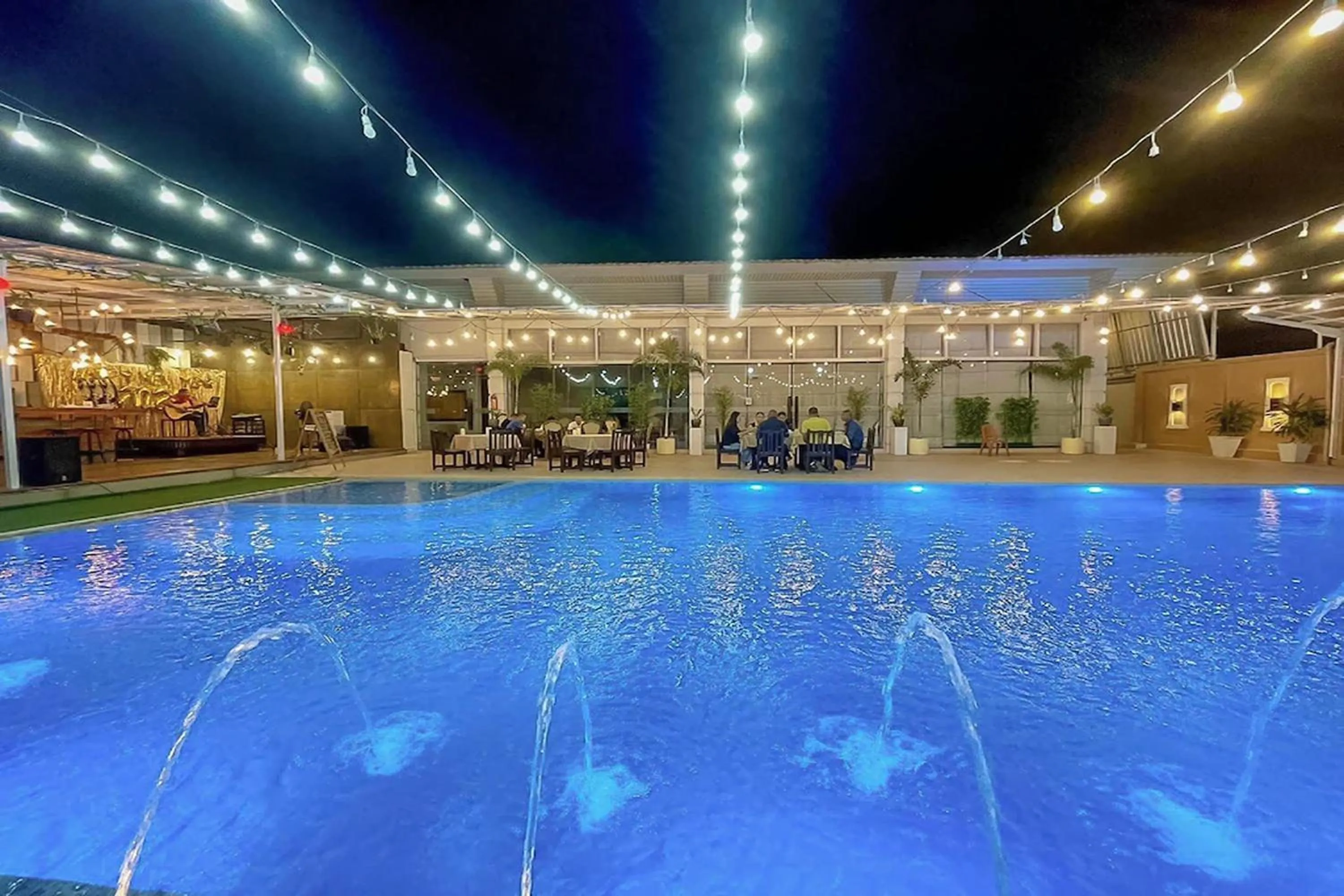 Swimming pool in Ruean Phae Royal Park Hotel