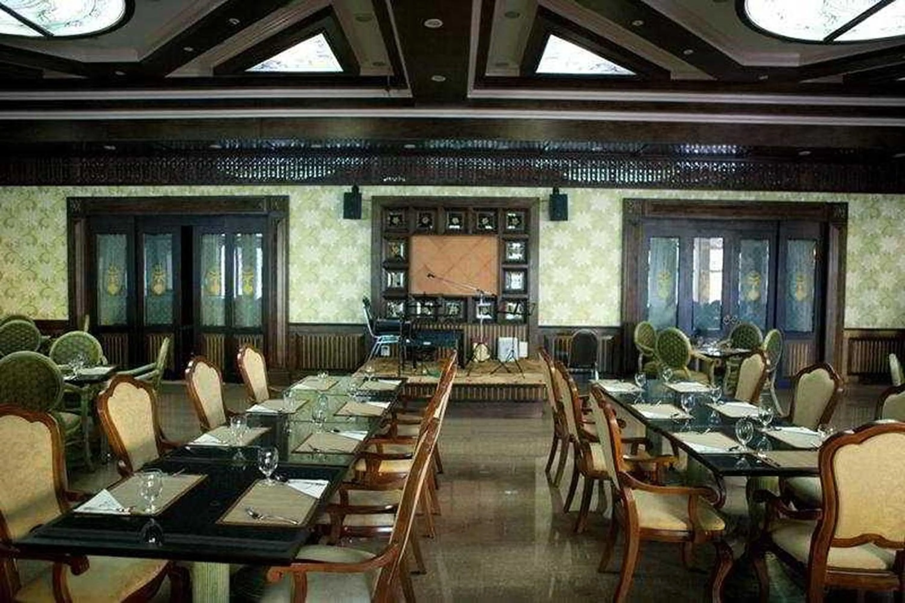 Restaurant/places to eat in Ruean Phae Royal Park Hotel