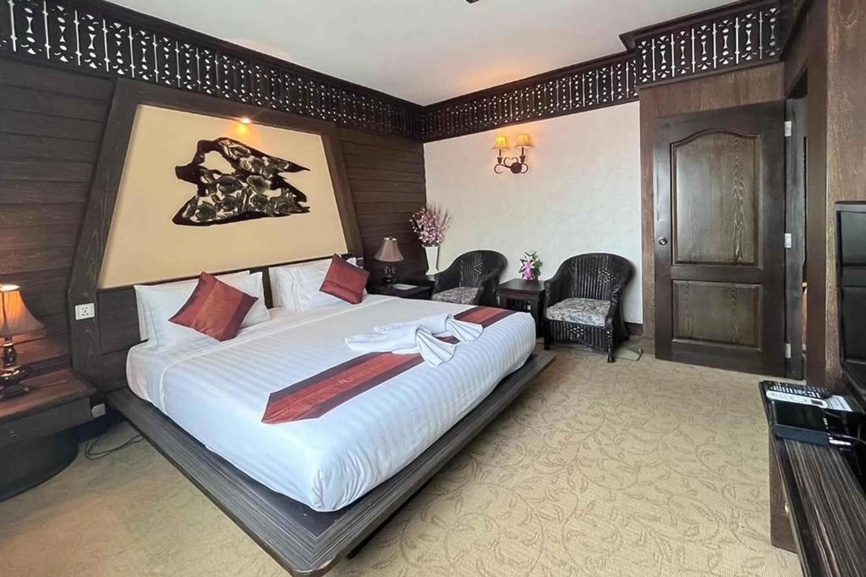 Bed in Ruean Phae Royal Park Hotel