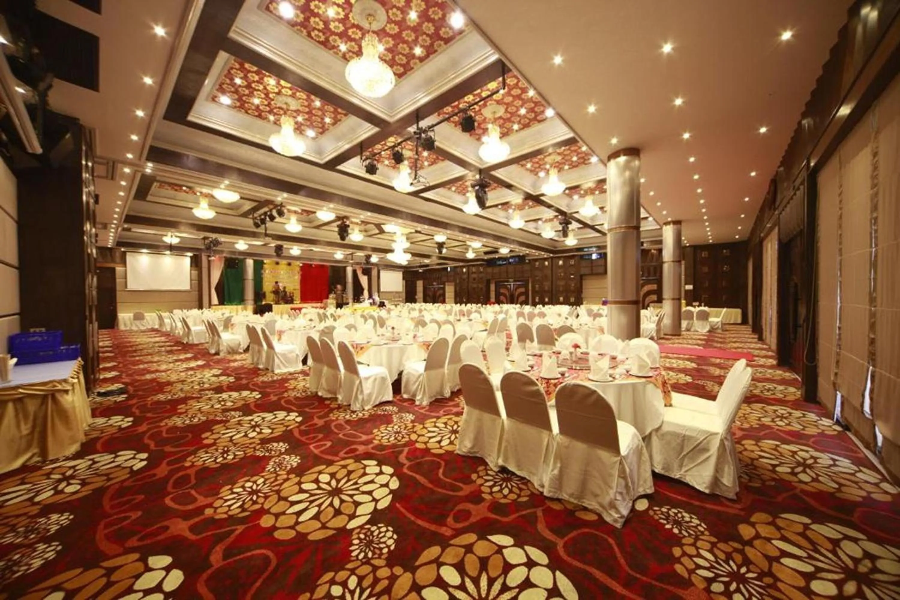 Meeting/conference room in Ruean Phae Royal Park Hotel