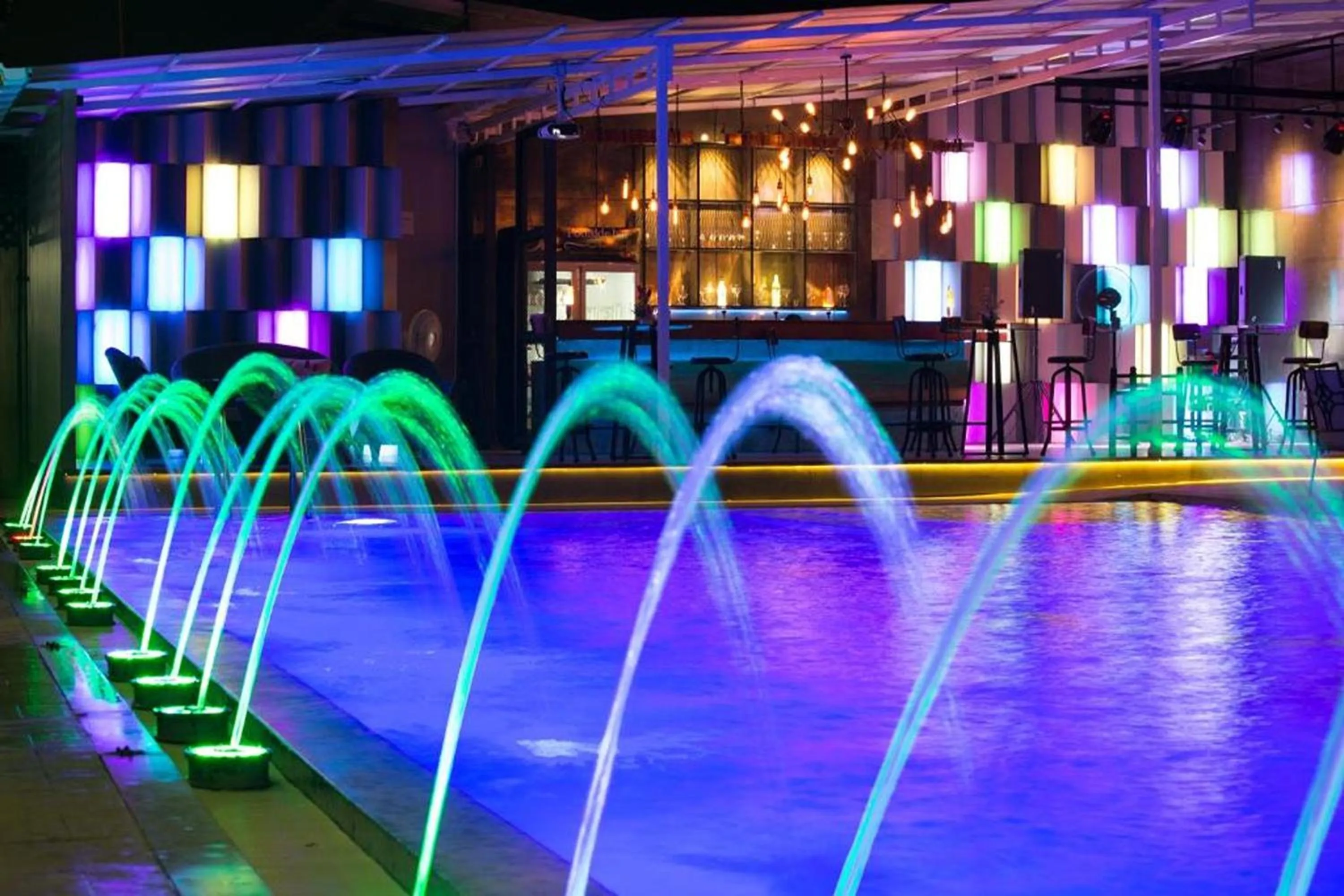 Swimming pool in Ruean Phae Royal Park Hotel