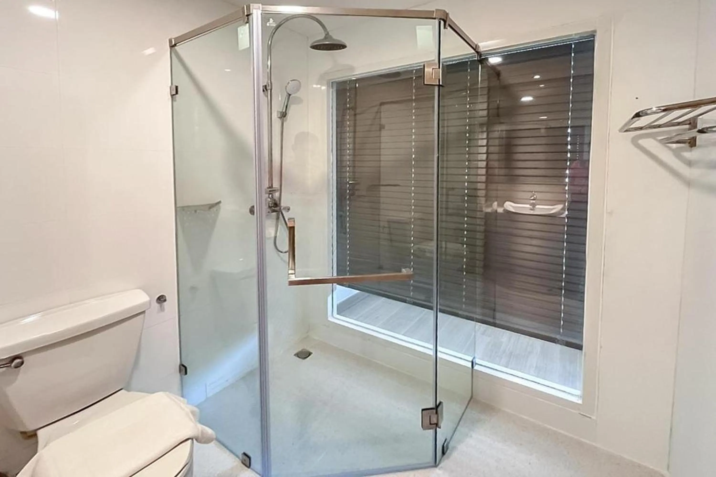 Shower in Ruean Phae Royal Park Hotel