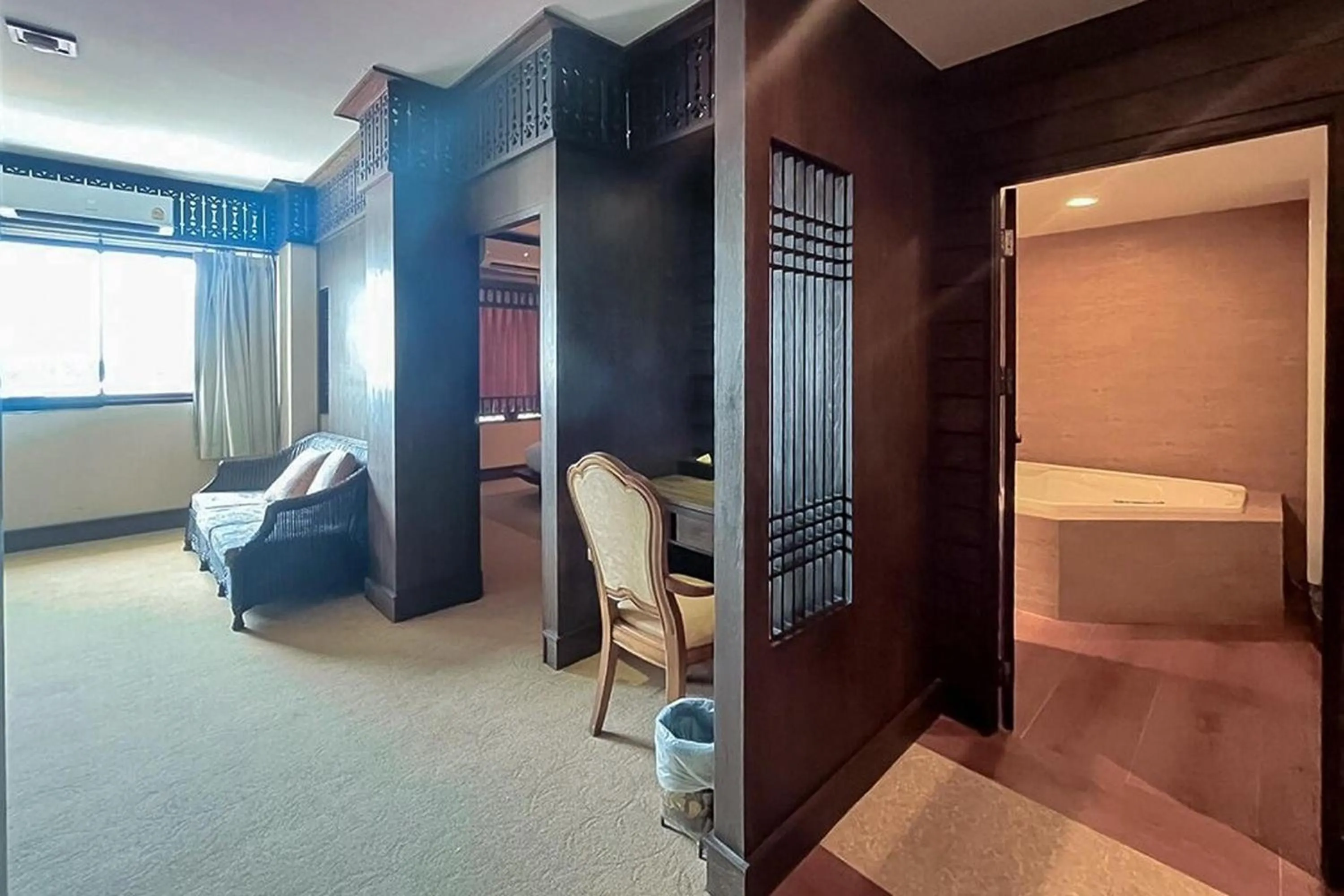 Living room, Bed in Ruean Phae Royal Park Hotel