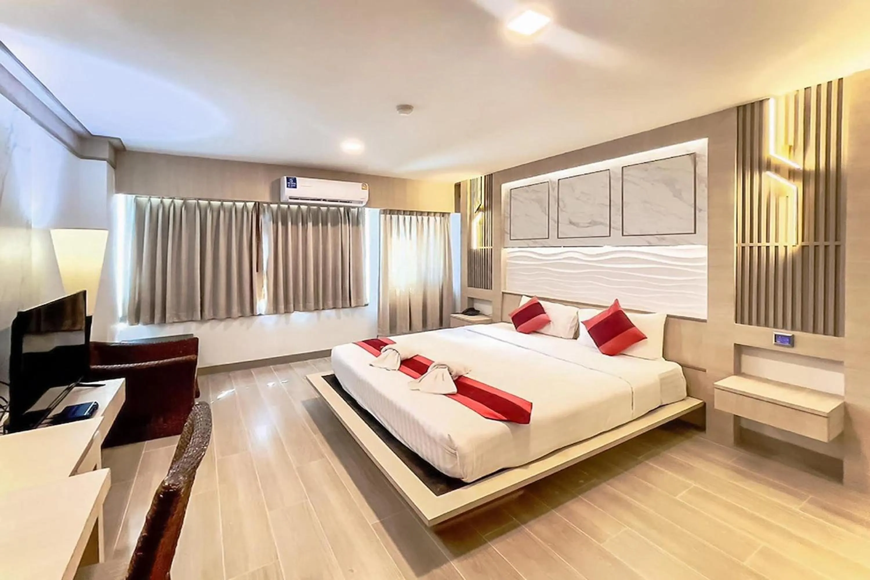 Bed in Ruean Phae Royal Park Hotel