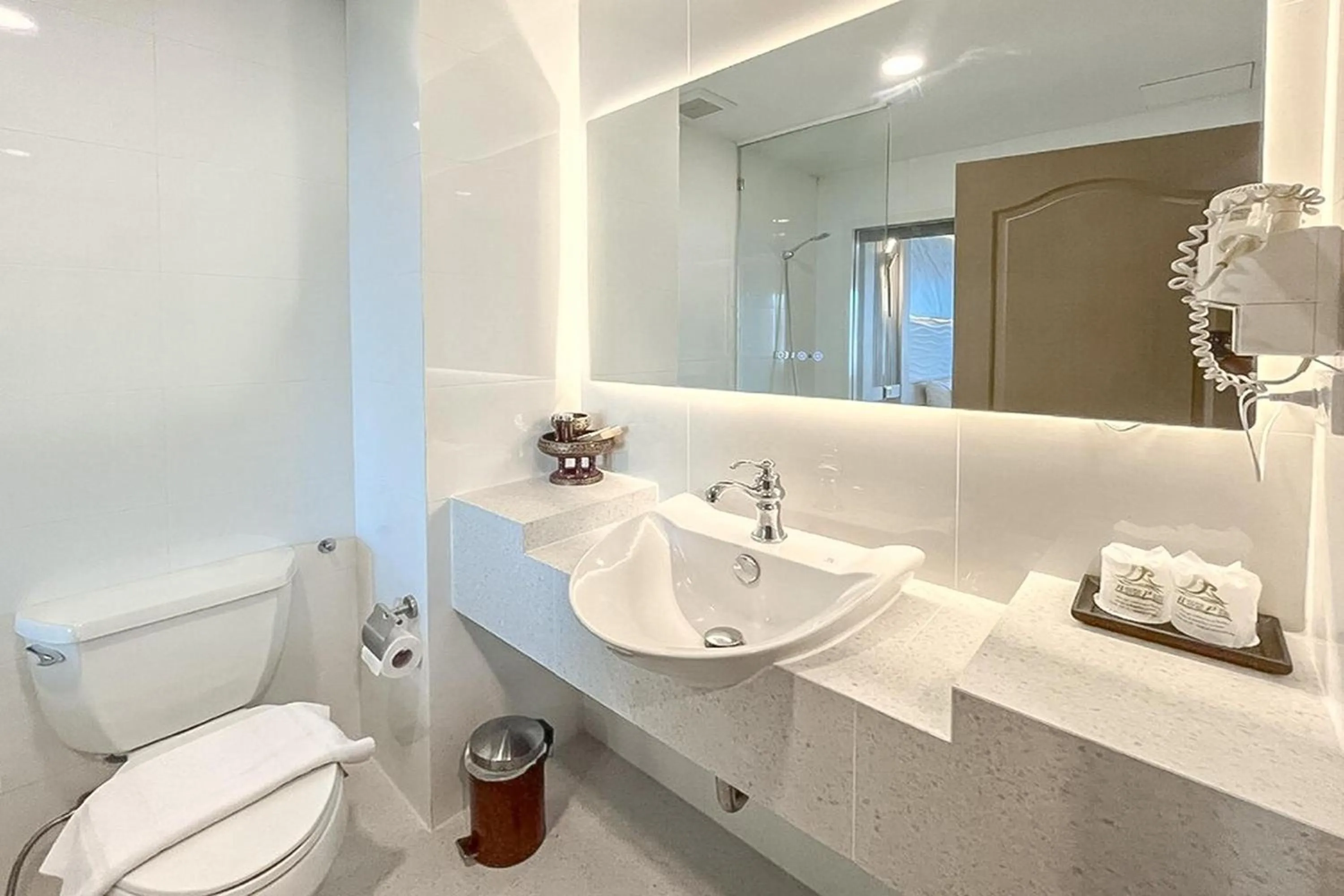 Shower in Ruean Phae Royal Park Hotel