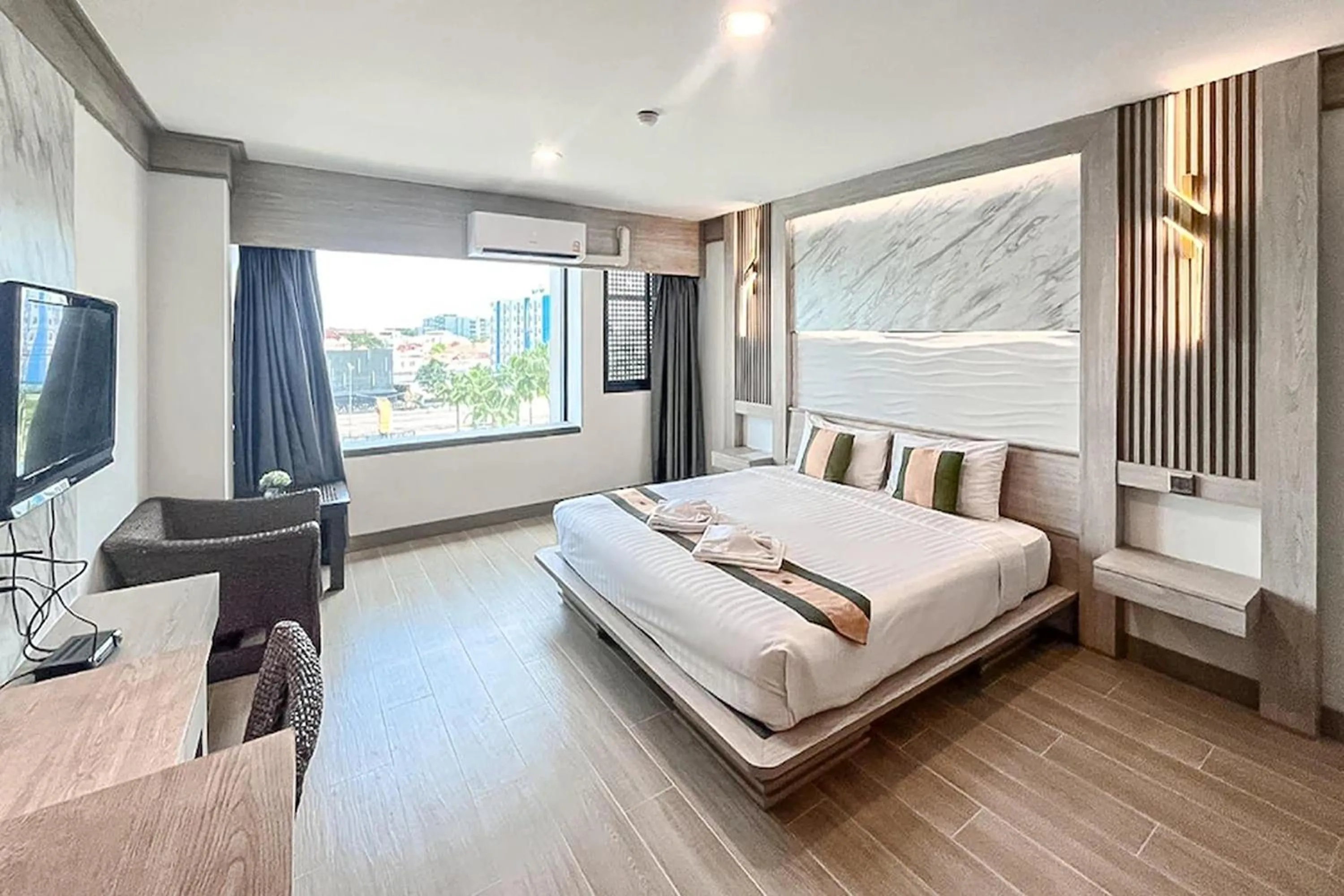 Bed in Ruean Phae Royal Park Hotel