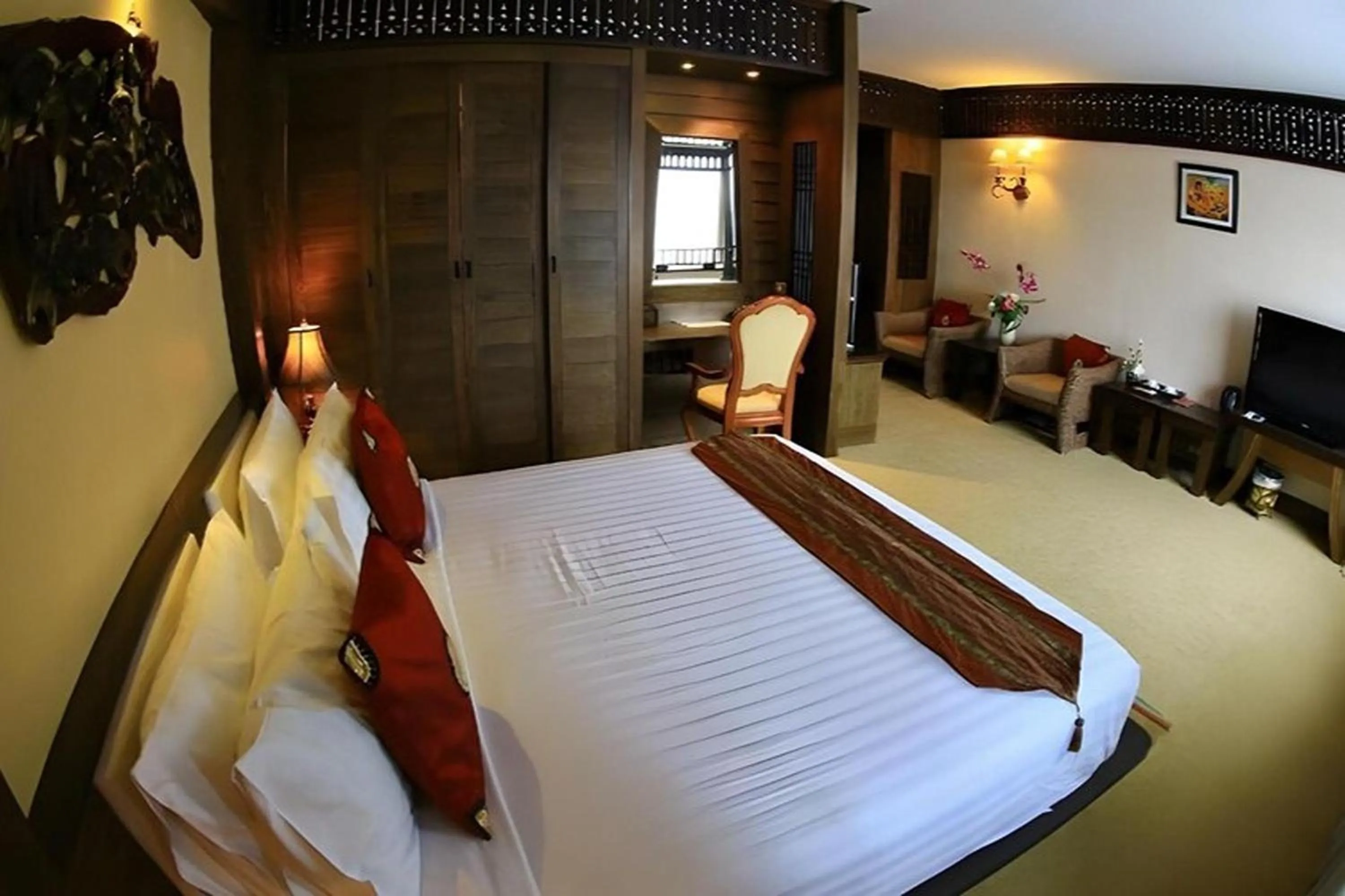 Bed in Ruean Phae Royal Park Hotel