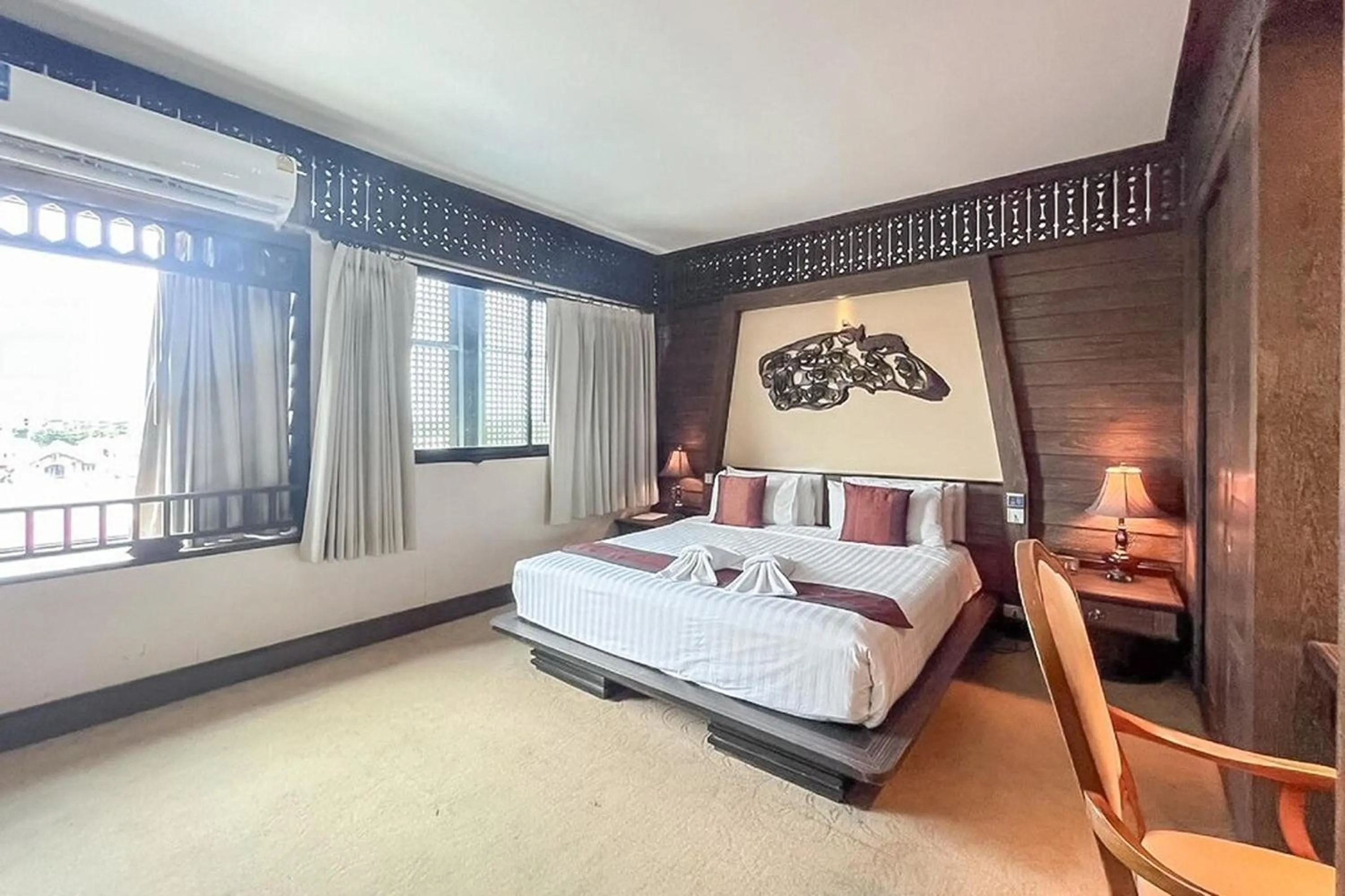 Bed in Ruean Phae Royal Park Hotel