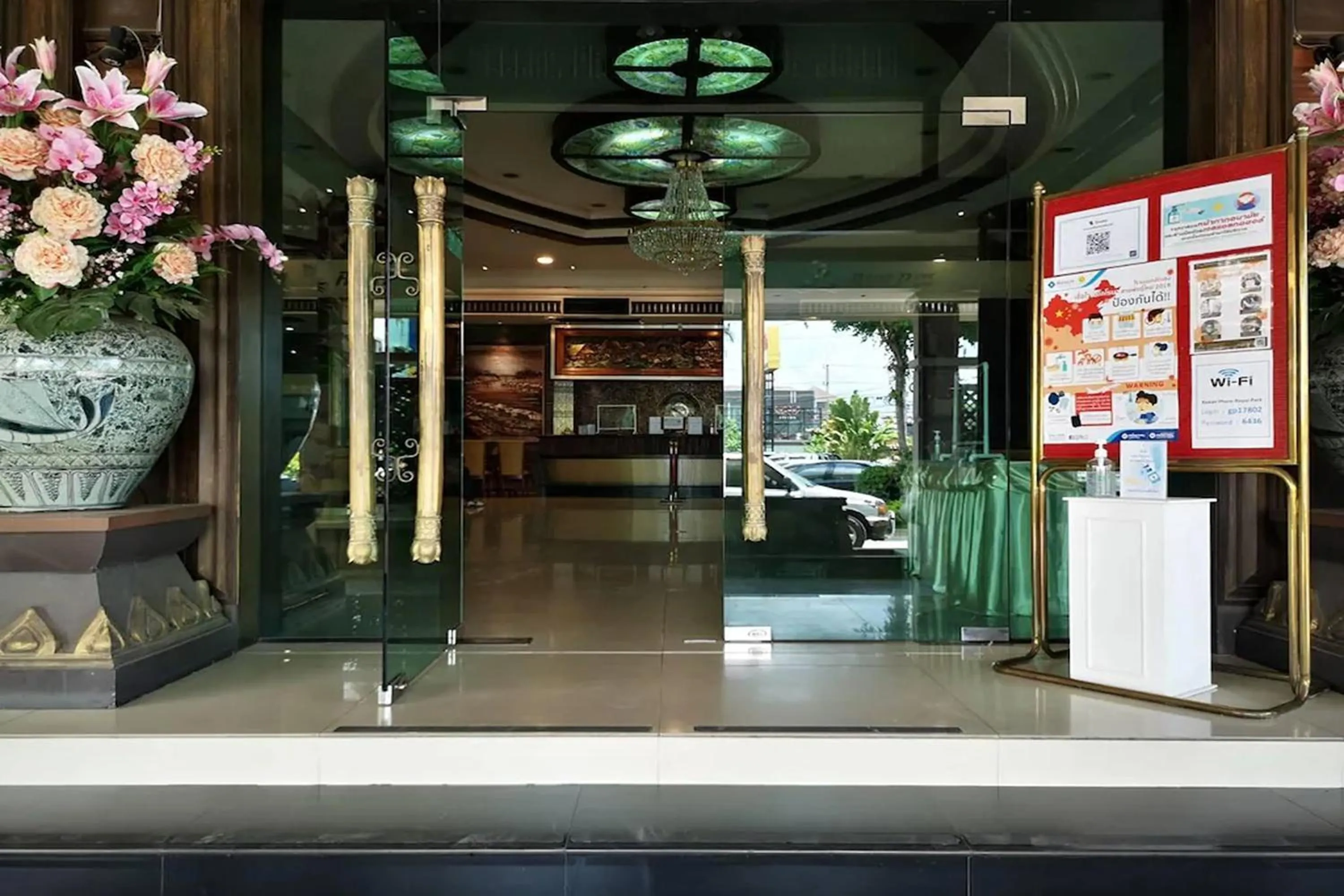 Lobby or reception in Ruean Phae Royal Park Hotel