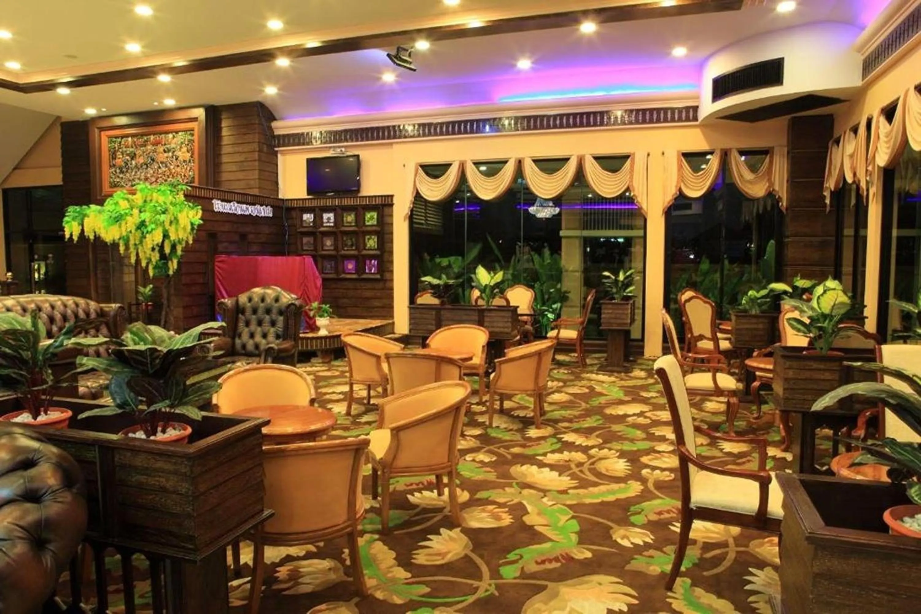 Restaurant/places to eat in Ruean Phae Royal Park Hotel