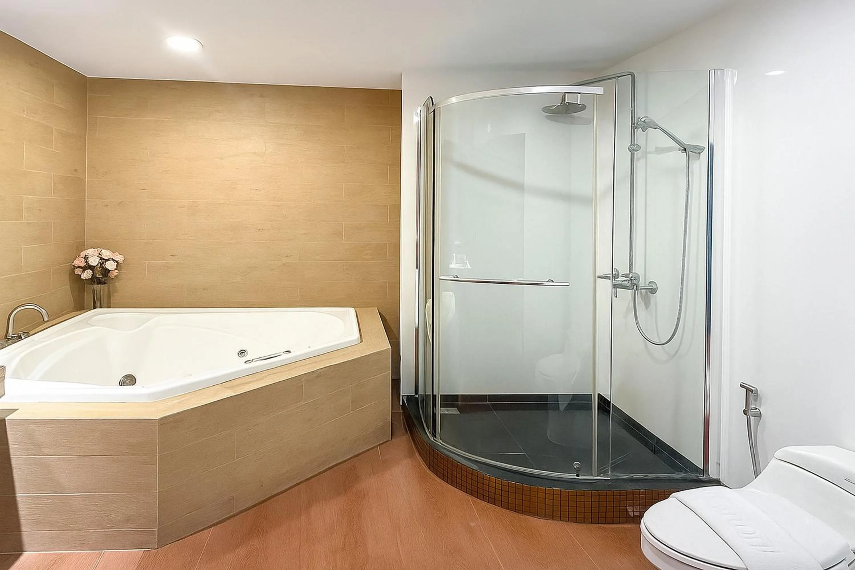 Shower in Ruean Phae Royal Park Hotel