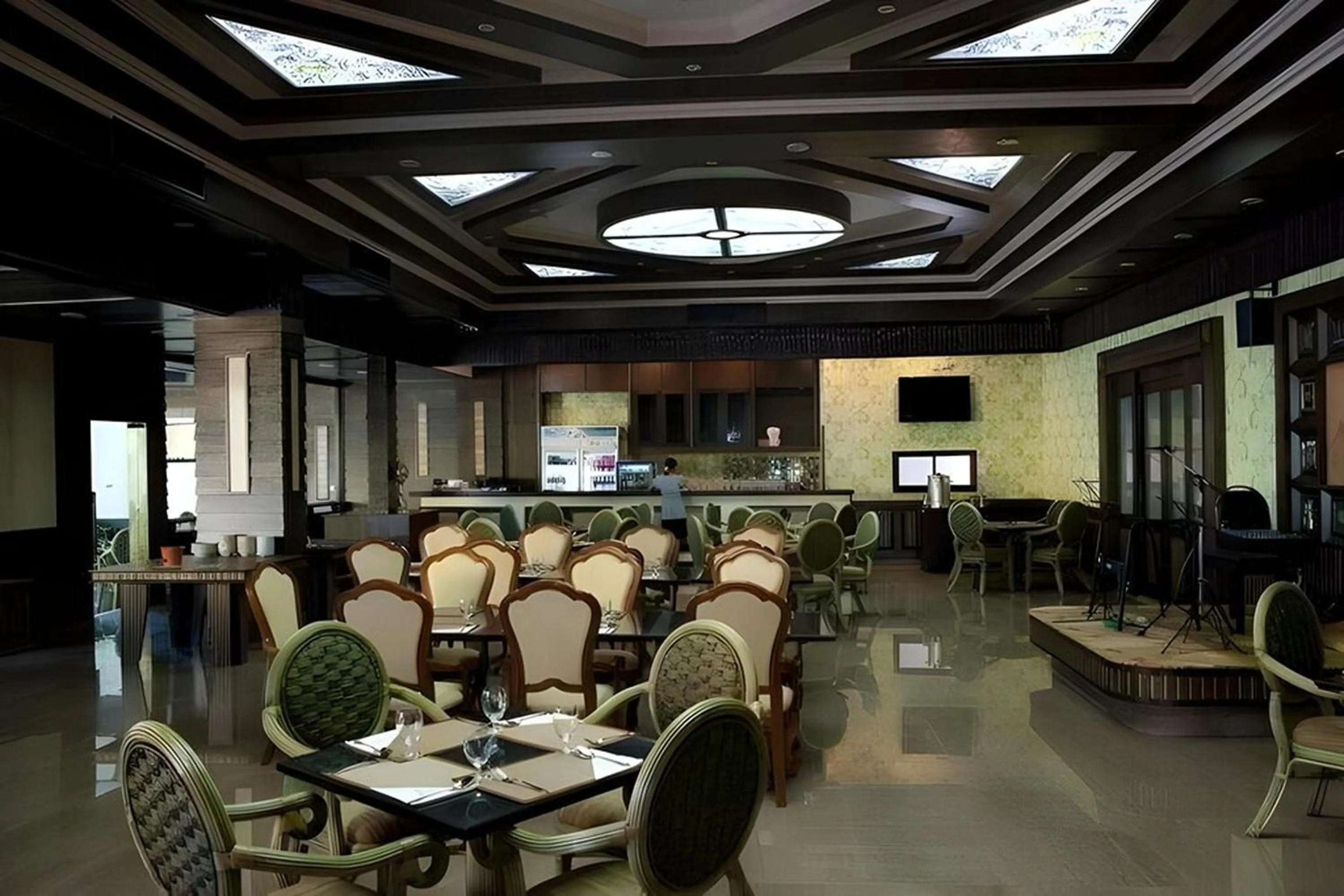 Restaurant/places to eat in Ruean Phae Royal Park Hotel