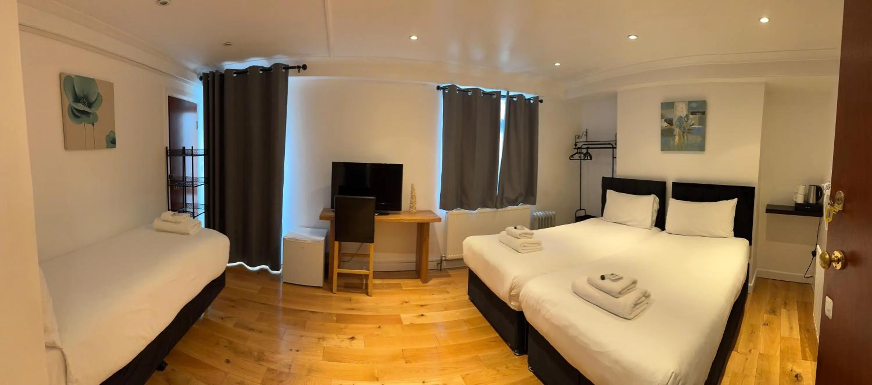 Bed in Romany House Hotel